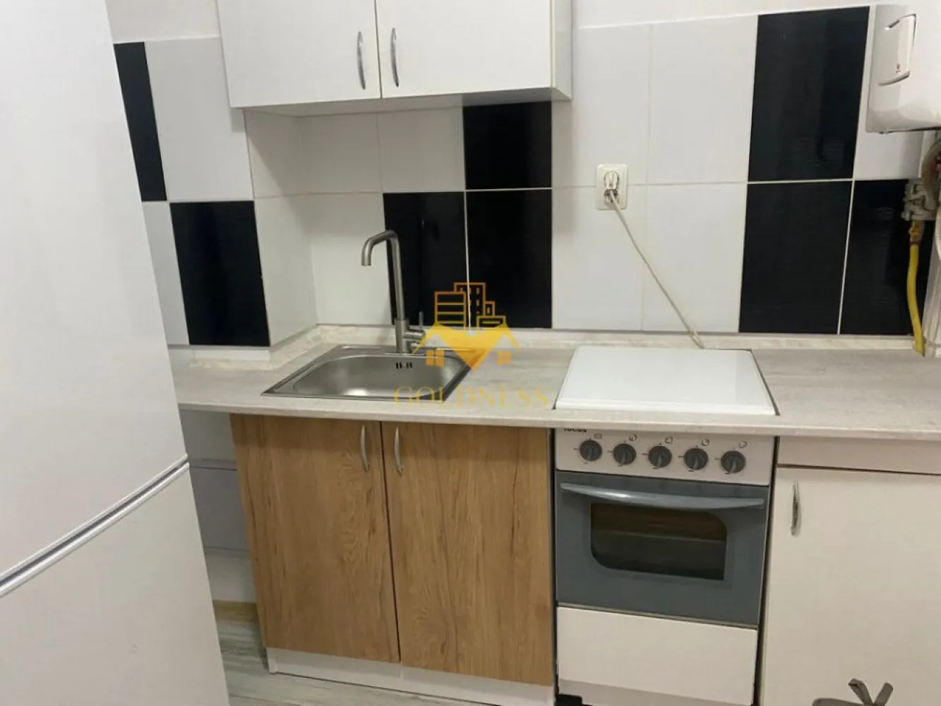 2 camere open space, Parcare, Zona Borhanci, Profi, Istvan Bocksai - GOLDNESS Imobiliare vă propune spre închiriere un apartament cu o camera complet mobilat și utilat, la parter într-un imobil de 4 etaje, în cartierul Borhanci. 
Dispune de loc de parcare!
Apartamentul este compartimentat astfel:
 - dormitor cu pat matrimonial, dressing, noptiere
 - living cu bucatarie open space complet utilată și mobilată, canapea extensibilă, loc de servit masa 
 - baie cu cada, calorifer port prosop inox și dulap pentru depozitare.

Imobilul este dotat cu toate cele necesare- centrală proprie, mașină de spălat haine, frigider, aragaz, hotă, TV, etc. 
Se află în apropierea stațiilor de transport în comun, magazine, restaurante, spații verzi, farmacii, etc. 

Dacă sunteți interesați de acest apartament și doriți să îl vizionați, dar și pentru alte oferte sau detalii nu ezitați să ne contactați telefonic sau prin e-mail - goldnessimobiliare@gmail.com. Vă stăm la dispoziție!