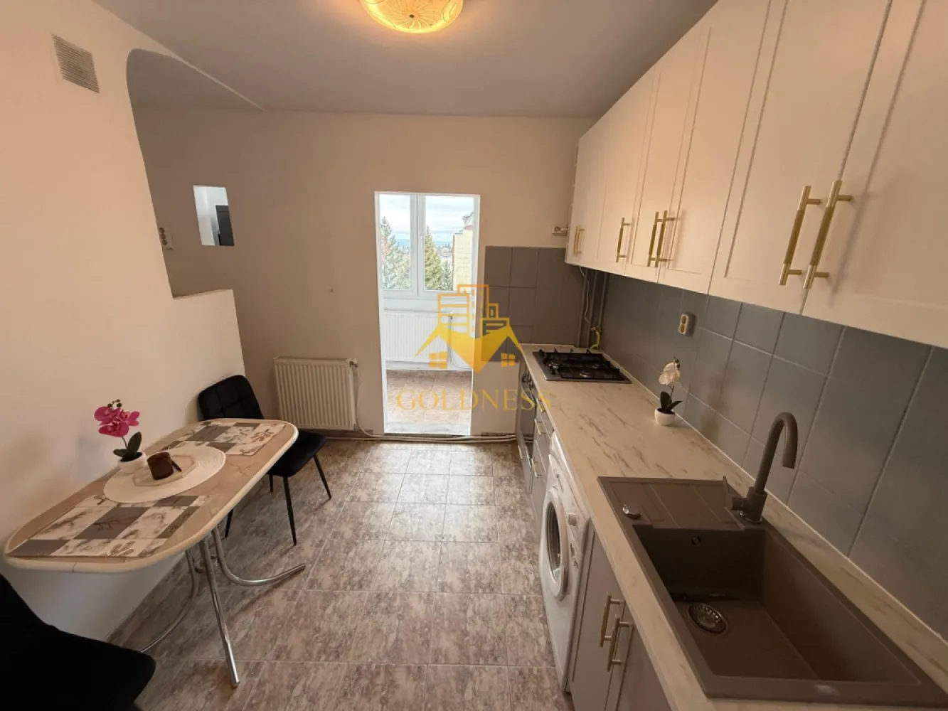 2 camere decomandate, balcon, Zorilor, UMF, BBU, Profi, Carrefour - GOLDNESS Imobiliare vă propune spre închiriere un apartament cu 2 camere complet mobilat și utilat, la etajul 3 într-un imobil de 4 etaje, în Cartierul Zorilor. Se află în apropierea stațiilor de transport în comun, magazine, restaurante, spații verzi, farmacii, etc. Apartamentul este compartimentat astfel: - dormitor cu pat matrimonial, dulap, noptiere - dormitor cu canapea extensibila, dulap, birou - living cu bucatarie open space complet utilată și mobilată, canapea extensibilă, loc de servit masa - baie cu cada, calorifer port prosop și dulap pentru depozitare. - balcon de 5 mp. Imobilul este dotat cu toate cele necesare- centrală proprie, frigider, aragaz, hotă, mașină de spălat haine, etc. Dacă sunteți interesați de acest apartament și doriți să îl vizionați, dar și pentru alte oferte nu ezitați să ne contactați telefonic sau prin e-mail. Vă stăm la dispoziție! Pentru intermediere se percepe un comision de 50% din prețul chiriei!