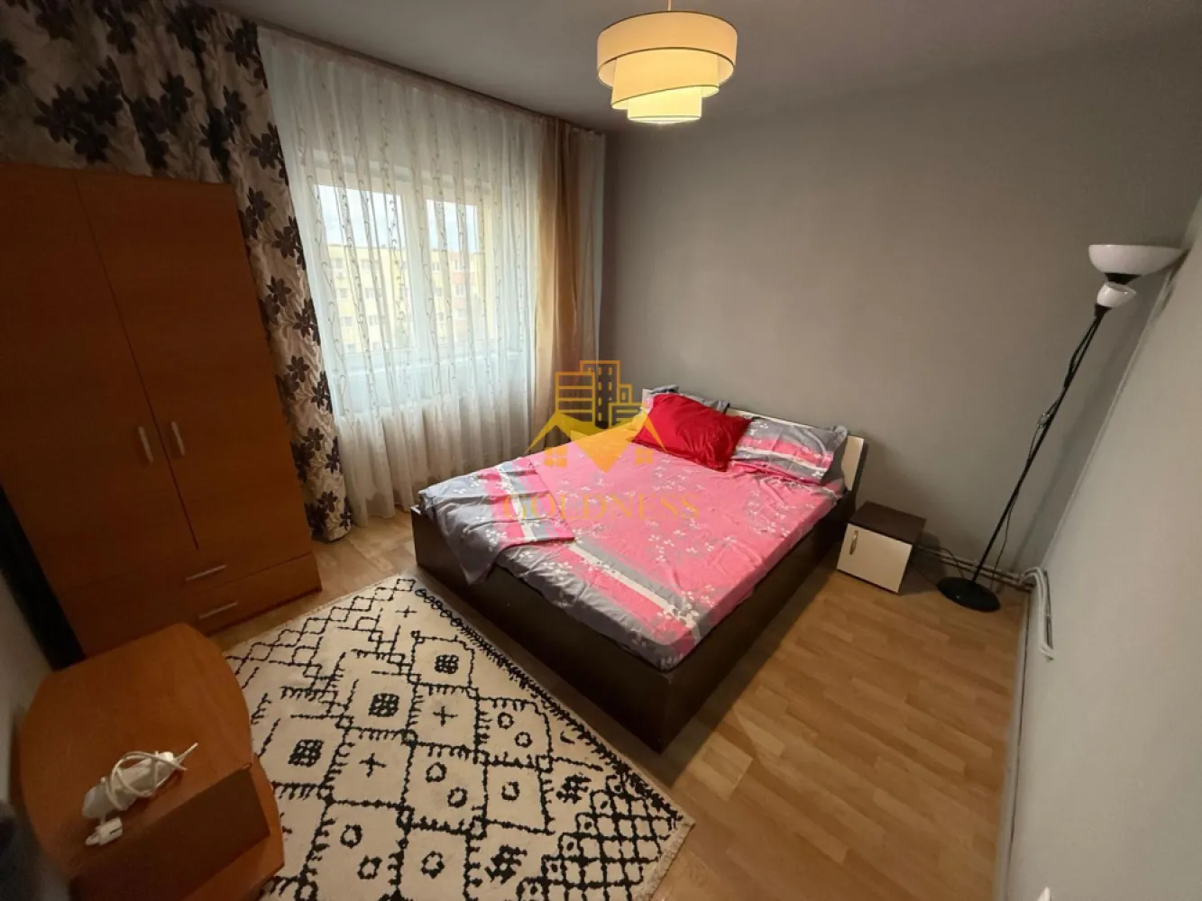 2 camere decomandate, balcon, Zorilor, UMF, BBU, Profi, Carrefour - GOLDNESS Imobiliare vă propune spre închiriere un apartament cu 2 camere complet mobilat și utilat, la etajul 3 într-un imobil de 4 etaje, în Cartierul Zorilor. Se află în apropierea stațiilor de transport în comun, magazine, restaurante, spații verzi, farmacii, etc. Apartamentul este compartimentat astfel: - dormitor cu pat matrimonial, dulap, noptiere - dormitor cu canapea extensibila, dulap, birou - living cu bucatarie open space complet utilată și mobilată, canapea extensibilă, loc de servit masa - baie cu cada, calorifer port prosop și dulap pentru depozitare. - balcon de 5 mp. Imobilul este dotat cu toate cele necesare- centrală proprie, frigider, aragaz, hotă, mașină de spălat haine, etc. Dacă sunteți interesați de acest apartament și doriți să îl vizionați, dar și pentru alte oferte nu ezitați să ne contactați telefonic sau prin e-mail. Vă stăm la dispoziție! Pentru intermediere se percepe un comision de 50% din prețul chiriei!
