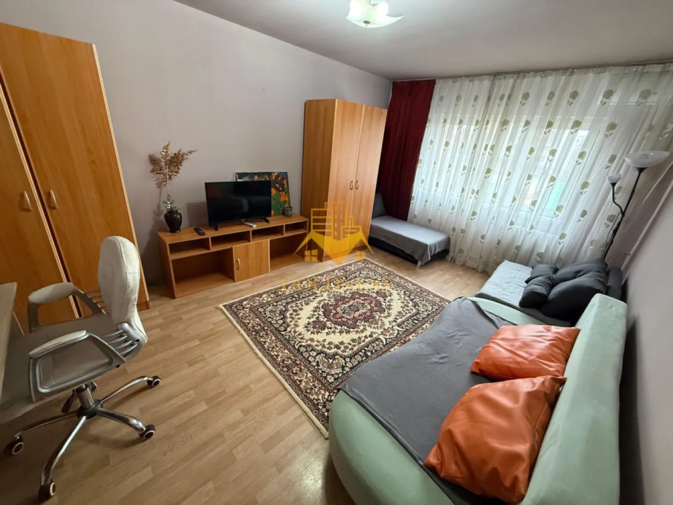 2 camere decomandate, balcon, Zorilor, UMF, BBU, Profi, Carrefour - GOLDNESS Imobiliare vă propune spre închiriere un apartament cu 2 camere complet mobilat și utilat, la etajul 3 într-un imobil de 4 etaje, în Cartierul Zorilor. Se află în apropierea stațiilor de transport în comun, magazine, restaurante, spații verzi, farmacii, etc. Apartamentul este compartimentat astfel: - dormitor cu pat matrimonial, dulap, noptiere - dormitor cu canapea extensibila, dulap, birou - living cu bucatarie open space complet utilată și mobilată, canapea extensibilă, loc de servit masa - baie cu cada, calorifer port prosop și dulap pentru depozitare. - balcon de 5 mp. Imobilul este dotat cu toate cele necesare- centrală proprie, frigider, aragaz, hotă, mașină de spălat haine, etc. Dacă sunteți interesați de acest apartament și doriți să îl vizionați, dar și pentru alte oferte nu ezitați să ne contactați telefonic sau prin e-mail. Vă stăm la dispoziție! Pentru intermediere se percepe un comision de 50% din prețul chiriei!