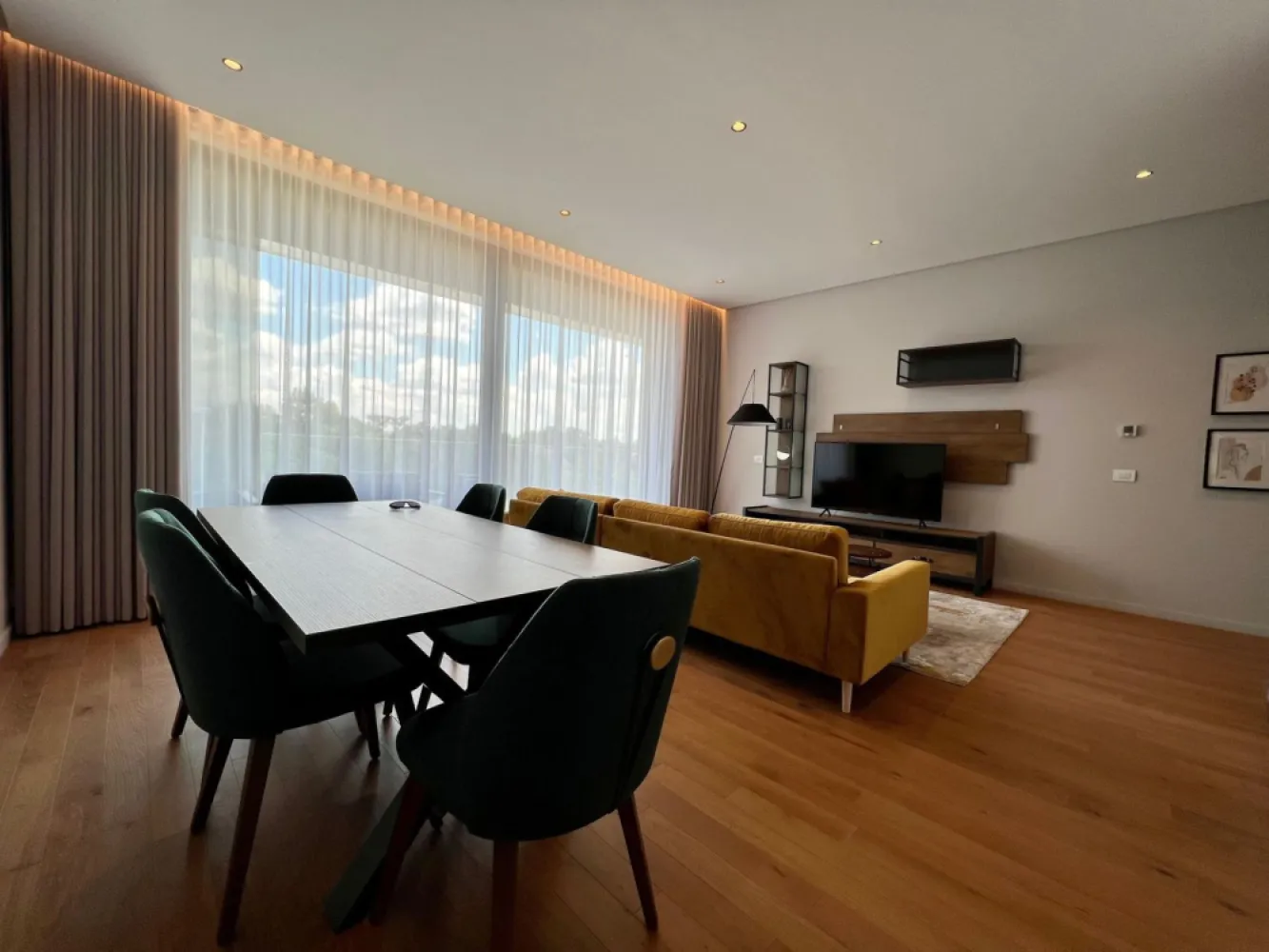 BRASADAS inchiriaza ap 2 cam 78 mp. etaj 5/5 ONE Floreasca. - Agentia Imobiliara BRASADAS inchiriaza apartament cu doua camere situat la etajul 5/5 in ansamblul rezidențial ONE din Floreasca. 
Apartamentul are garaj subteran si o terasa suprafata de 25 mp. cu vedere superba.
Www.brasadas.com.