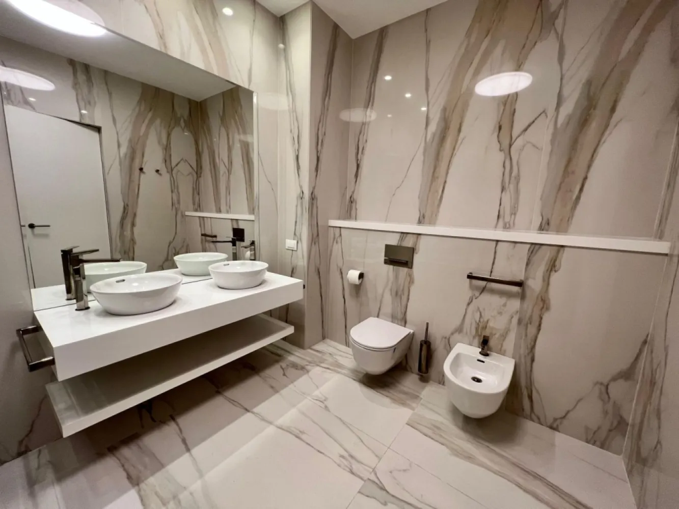 BRASADAS inchiriaza ap 2 cam 78 mp. etaj 5/5 ONE Floreasca. - Agentia Imobiliara BRASADAS inchiriaza apartament cu doua camere situat la etajul 5/5 in ansamblul rezidențial ONE din Floreasca. 
Apartamentul are garaj subteran si o terasa suprafata de 25 mp. cu vedere superba.
Www.brasadas.com.
