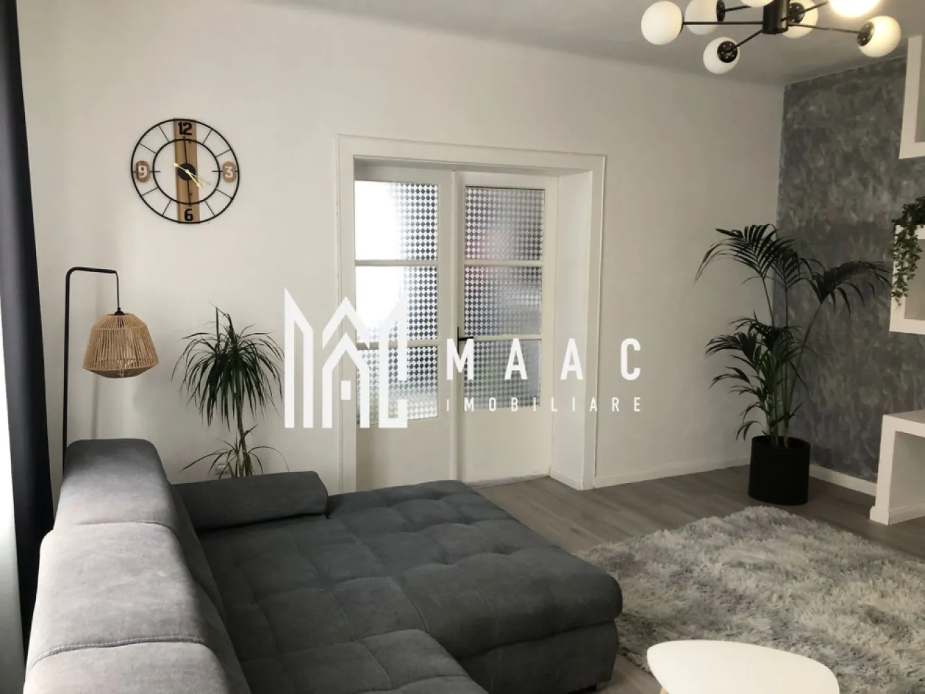 Casă cu doua corpuri I 240 MPU I 1000 MP Teren I Cisnadie - MAAC Imobiliare va propune spre vanzare o proprietate deosebită situată în centrul orașului Cisnădie, pe o stradă recent asfaltată, ideală atât pentru locuit, cât și pentru investiție.

Imobilul este amplasat pe un teren generos de aproximativ 1000 mp și dispune de două case separate, fiind singur în curte – un avantaj major pentru confort, intimitate și multiple posibilități de utilizare.

Suprafața utilă totală este de aproximativ 240 mp.

Compartimentare și caracteristici:

Corp 1:
Renovat complet
Poate fi transformat în spațiu comercial (birou, cabinet, magazin etc.)
Apartament de aproximativ 40 mp
Living generos
Bucătărie
Baie

Corp 2:
Imobil dispus pe 3 nivele:
Demisol înalt (70 mp):
Pivniță
Geamuri la stradă (poate fi utilizat și în scop comercial)

Parter:
Living spațios de 25 mp
Dormitor de 22 mp
Bucătărie de 20 mp
Baie
Hol și casa scării

Dotări și finisaje:
Centrală termică nouă Vaillant
Calorifere duble și triple Purmo
Parchet nou (grosime 1,5 cm)
Izolație între demisol și parter cu polistiren extrudat de 5 cm
Mobilier realizat în mare parte la comandă
Pat matrimonial generos 200x200

Mansardă (70 mp):
2 camere mari (aprox. 20 mp fiecare), fiecare cu balcon
Baie
Hol
Alte avantaje:

Ambele imobile au deschidere la stradă – pot fi transformate în spații comerciale
Șură intabulată în curte – ideală pentru garaj sau filigorie
Parcare amenajată ~150 mp
Livadă ~600 mp cu pomi fructiferi, gazon și viță de vie pe structură
Fațadă nouă
Acoperiș nou
Parțial geamuri schimbate
Poartă în curs de înlocuire (toate lucrările vor fi finalizate)
Concluzie:

Proprietatea este ideală atât pentru locuință multifamilială, cât și pentru investiție – combinație perfectă între spațiu rezidențial și comercial, într-o zonă centrală foarte bine cotată.

Pentru mai multe detalii și programarea unei vizionări, vă invităm să contactați Maac Imobiliare, specificând ID: CP2982710.