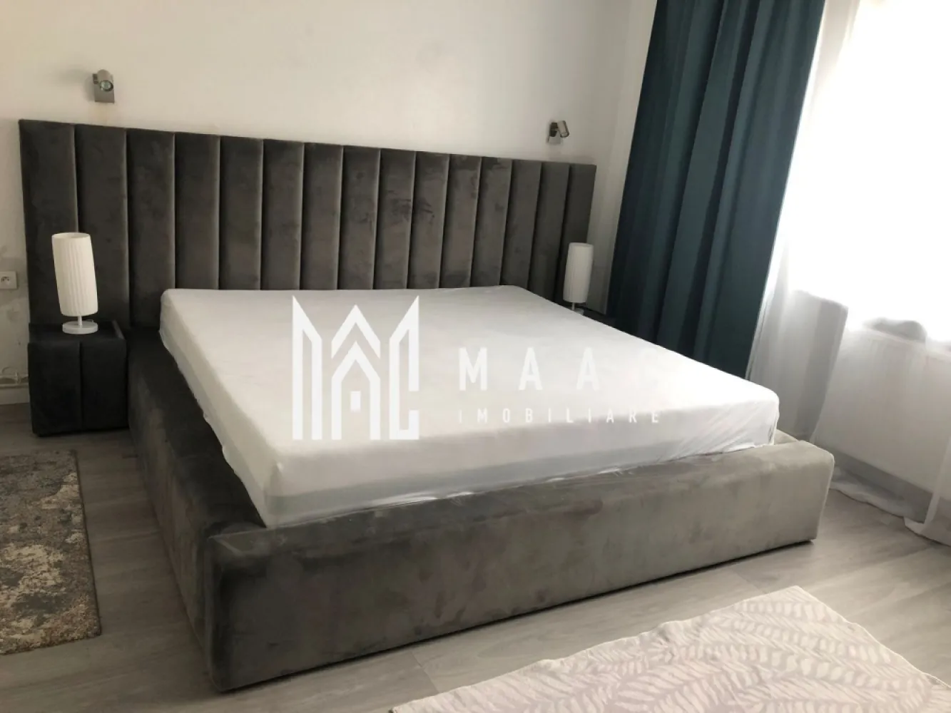 Casă cu doua corpuri I 240 MPU I 1000 MP Teren I Cisnadie - MAAC Imobiliare va propune spre vanzare o proprietate deosebită situată în centrul orașului Cisnădie, pe o stradă recent asfaltată, ideală atât pentru locuit, cât și pentru investiție.

Imobilul este amplasat pe un teren generos de aproximativ 1000 mp și dispune de două case separate, fiind singur în curte – un avantaj major pentru confort, intimitate și multiple posibilități de utilizare.

Suprafața utilă totală este de aproximativ 240 mp.

Compartimentare și caracteristici:

Corp 1:
Renovat complet
Poate fi transformat în spațiu comercial (birou, cabinet, magazin etc.)
Apartament de aproximativ 40 mp
Living generos
Bucătărie
Baie

Corp 2:
Imobil dispus pe 3 nivele:
Demisol înalt (70 mp):
Pivniță
Geamuri la stradă (poate fi utilizat și în scop comercial)

Parter:
Living spațios de 25 mp
Dormitor de 22 mp
Bucătărie de 20 mp
Baie
Hol și casa scării

Dotări și finisaje:
Centrală termică nouă Vaillant
Calorifere duble și triple Purmo
Parchet nou (grosime 1,5 cm)
Izolație între demisol și parter cu polistiren extrudat de 5 cm
Mobilier realizat în mare parte la comandă
Pat matrimonial generos 200x200

Mansardă (70 mp):
2 camere mari (aprox. 20 mp fiecare), fiecare cu balcon
Baie
Hol
Alte avantaje:

Ambele imobile au deschidere la stradă – pot fi transformate în spații comerciale
Șură intabulată în curte – ideală pentru garaj sau filigorie
Parcare amenajată ~150 mp
Livadă ~600 mp cu pomi fructiferi, gazon și viță de vie pe structură
Fațadă nouă
Acoperiș nou
Parțial geamuri schimbate
Poartă în curs de înlocuire (toate lucrările vor fi finalizate)
Concluzie:

Proprietatea este ideală atât pentru locuință multifamilială, cât și pentru investiție – combinație perfectă între spațiu rezidențial și comercial, într-o zonă centrală foarte bine cotată.

Pentru mai multe detalii și programarea unei vizionări, vă invităm să contactați Maac Imobiliare, specificând ID: CP2982710.