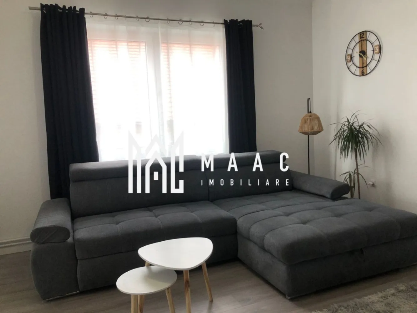 Casă cu doua corpuri I 240 MPU I 1000 MP Teren I Cisnadie - MAAC Imobiliare va propune spre vanzare o proprietate deosebită situată în centrul orașului Cisnădie, pe o stradă recent asfaltată, ideală atât pentru locuit, cât și pentru investiție.

Imobilul este amplasat pe un teren generos de aproximativ 1000 mp și dispune de două case separate, fiind singur în curte – un avantaj major pentru confort, intimitate și multiple posibilități de utilizare.

Suprafața utilă totală este de aproximativ 240 mp.

Compartimentare și caracteristici:

Corp 1:
Renovat complet
Poate fi transformat în spațiu comercial (birou, cabinet, magazin etc.)
Apartament de aproximativ 40 mp
Living generos
Bucătărie
Baie

Corp 2:
Imobil dispus pe 3 nivele:
Demisol înalt (70 mp):
Pivniță
Geamuri la stradă (poate fi utilizat și în scop comercial)

Parter:
Living spațios de 25 mp
Dormitor de 22 mp
Bucătărie de 20 mp
Baie
Hol și casa scării

Dotări și finisaje:
Centrală termică nouă Vaillant
Calorifere duble și triple Purmo
Parchet nou (grosime 1,5 cm)
Izolație între demisol și parter cu polistiren extrudat de 5 cm
Mobilier realizat în mare parte la comandă
Pat matrimonial generos 200x200

Mansardă (70 mp):
2 camere mari (aprox. 20 mp fiecare), fiecare cu balcon
Baie
Hol
Alte avantaje:

Ambele imobile au deschidere la stradă – pot fi transformate în spații comerciale
Șură intabulată în curte – ideală pentru garaj sau filigorie
Parcare amenajată ~150 mp
Livadă ~600 mp cu pomi fructiferi, gazon și viță de vie pe structură
Fațadă nouă
Acoperiș nou
Parțial geamuri schimbate
Poartă în curs de înlocuire (toate lucrările vor fi finalizate)
Concluzie:

Proprietatea este ideală atât pentru locuință multifamilială, cât și pentru investiție – combinație perfectă între spațiu rezidențial și comercial, într-o zonă centrală foarte bine cotată.

Pentru mai multe detalii și programarea unei vizionări, vă invităm să contactați Maac Imobiliare, specificând ID: CP2982710.