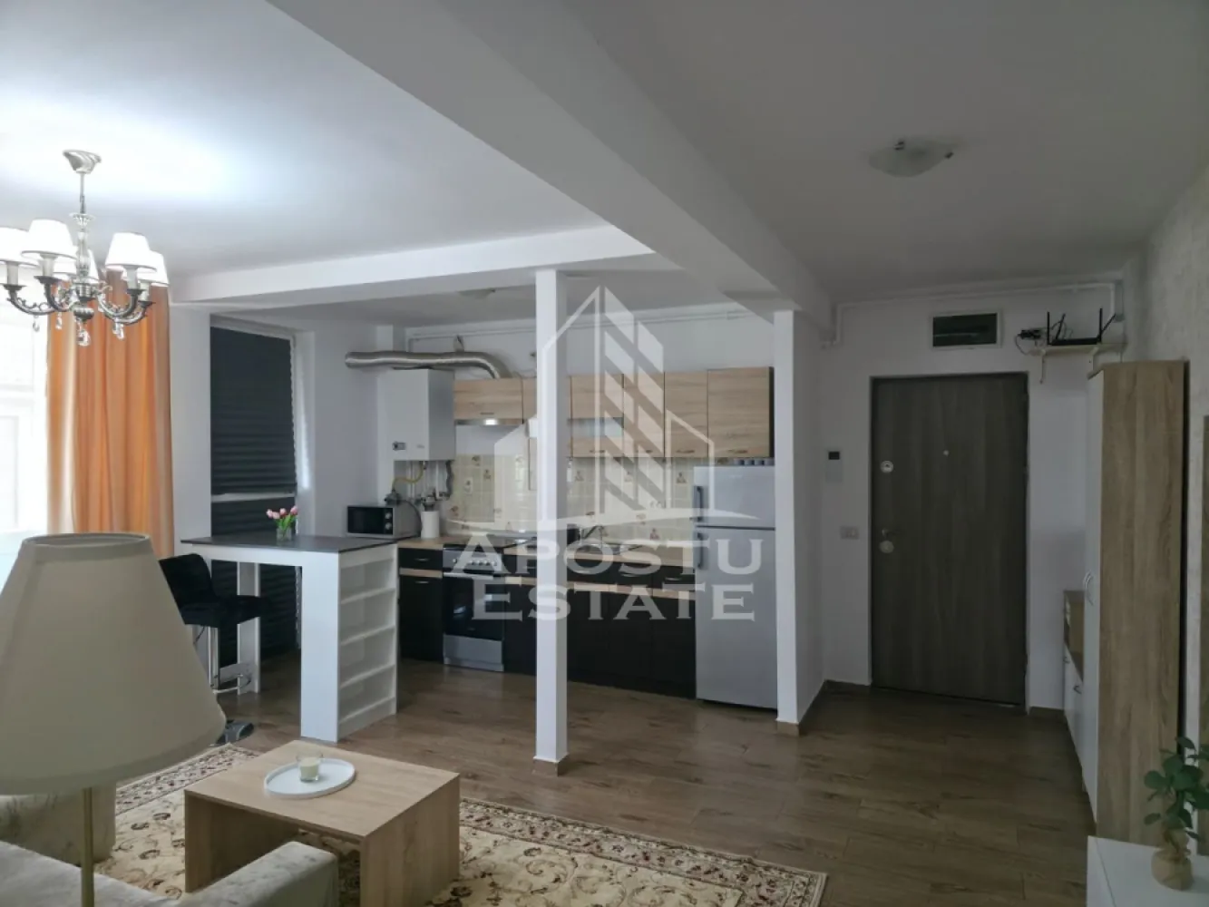 Apartament cu 2 camere de inchiriat, Dambovita,Timisoara - Agentia imobiliara APOSTU ESTATE va propune spre inchiriere un apartament cu 2 camere, spatios si luminos, situat in zona Dambovita, o zona linistita si bine pozitionata din Timisoara, potrivit pentru cupluri,familii, sau studenti care isi doresc o locuinta unde sa se simta confortabil si cu acces facil catre scoli, statii de autobuz, supermarketuri , magazine de zona, parcuri.

Suprafata utila: 50 mp
Compartimentare eficienta:
-Bucatarie complet mobilata si utilata, cu loc de luat masa
-Living luminos si spatios
-Dormitor mobilat si utilat
-Baie prevazuta cu cada

Confort si facilitati:
-Incalzirea apartamentului: centrala proprie
-Apartamentul este complet mobilat si utilat

Localizare:
-Timis,Timisoara, zona Dambovita – acces facil spre magazine, scoli, parcuri si mijloace de transport in comun.

Ideal pentru:
-Familii
-Cupluri
-Studenti

Disponibilitate: imediata
Pret chirie lunara: 390 euro ( usor negociabil)
Programeaza o vizionare pentru a-ti putea imagina viitorul aici!
ID intern: CP3213131