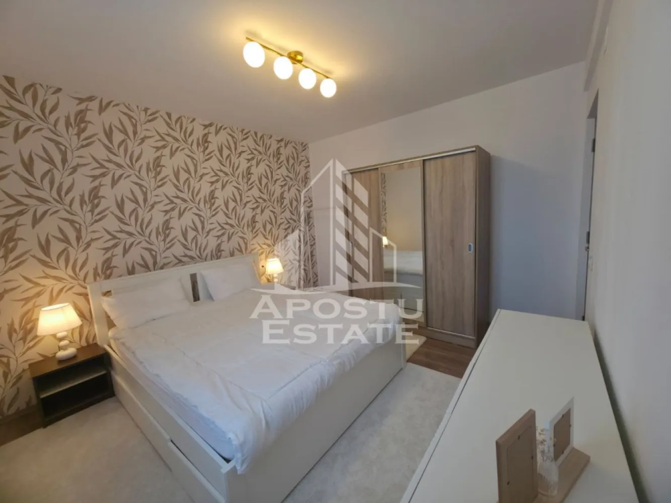 Apartament cu 2 camere de inchiriat, Dambovita,Timisoara - Agentia imobiliara APOSTU ESTATE va propune spre inchiriere un apartament cu 2 camere, spatios si luminos, situat in zona Dambovita, o zona linistita si bine pozitionata din Timisoara, potrivit pentru cupluri,familii, sau studenti care isi doresc o locuinta unde sa se simta confortabil si cu acces facil catre scoli, statii de autobuz, supermarketuri , magazine de zona, parcuri.

Suprafata utila: 50 mp
Compartimentare eficienta:
-Bucatarie complet mobilata si utilata, cu loc de luat masa
-Living luminos si spatios
-Dormitor mobilat si utilat
-Baie prevazuta cu cada

Confort si facilitati:
-Incalzirea apartamentului: centrala proprie
-Apartamentul este complet mobilat si utilat

Localizare:
-Timis,Timisoara, zona Dambovita – acces facil spre magazine, scoli, parcuri si mijloace de transport in comun.

Ideal pentru:
-Familii
-Cupluri
-Studenti

Disponibilitate: imediata
Pret chirie lunara: 390 euro ( usor negociabil)
Programeaza o vizionare pentru a-ti putea imagina viitorul aici!
ID intern: CP3213131