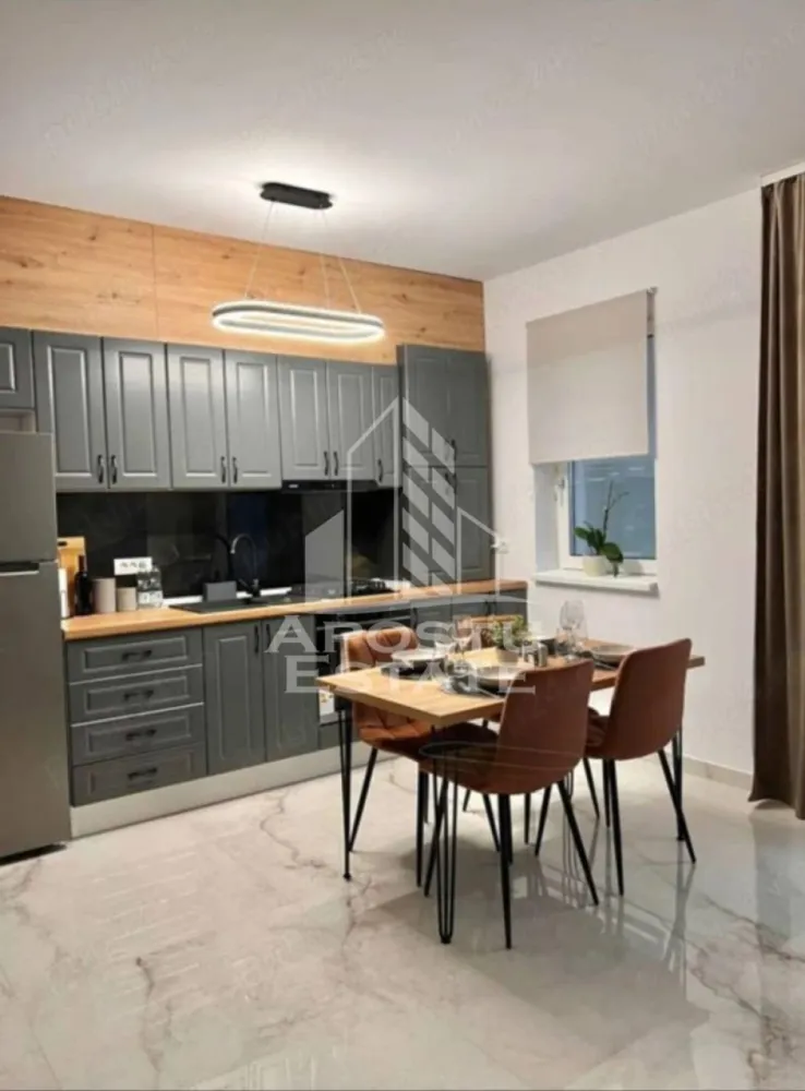 Apartament cu 2 camere de inchiriat, Braytim,Timisoara - Agentia imobiliara APOSTU ESTATE va propune spre inchiriere un apartament cu 2 camere, spatios si luminos, situat in zona Braytim, o zona linistita si bine pozitionata din Timisoara, potrivit pentru cupluri sau studenti care isi doresc o locuinta unde sa se simta confortabil si cu acces facil catre scoli, statii de autobuz, supermarketuri , magazine de zona, parcuri.

Suprafata utila: 50 mp
Compartimentare eficienta:
-Bucatarie complet mobilata si utilata, cu loc de luat masa
-Living luminos si spatios
-Dormitor mobilat si utilat
-Baie prevazuta cu cada

Confort si facilitati:
-Incalzirea apartamentului: centrala proprie
-Apartamentul este complet mobilat si utilat

Localizare:
-Timis,Timisoara, zona Braytim– acces facil spre magazine, scoli, parcuri si mijloace de transport in comun.

Ideal pentru:
-Cupluri
-Studenti

Disponibilitate: imediata
Pret chirie lunara: 450 euro ( usor negociabil)
Programeaza o vizionare pentru a-ti putea imagina viitorul aici!
ID intern: CP3213118