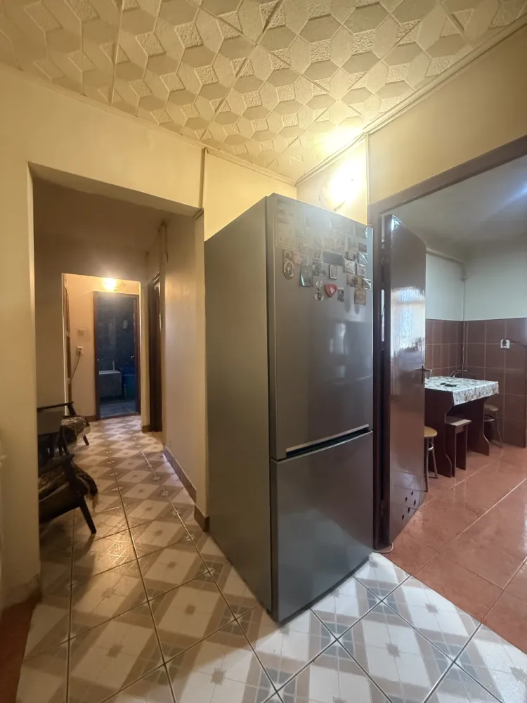 Apartament 3 camere decomandat 54 mp utili etaj 4/4 + pod 2 balcoane Costesti central - Se ofera spre vanzare apartament cu 3 camere decomandat situat la etajul 4 din 4 cu pod deasupra in Costesti pe strada Biserica Noua in zona centrala aproape de primarie biserica si parc&nbsp;Suprafata utila este de 54 mp utili fara balcoane cu o compartimentare practica si bine organizata&nbsp;Apartamentul dispune de:&nbsp;2 balcoane inchise cu termopangeam la baie ventilatie naturalacentrala termica recent inlocuitaaer conditionat amplasat pe hol distributie eficienta a aeruluifinisaje gresie faianta parchet geamuri termopan&nbsp;&nbsp;Locuinta este intretinuta si poate fi locuita imediat fara investitii urgente&nbsp;Avantaj important blocul are acoperis si pod eliminand problemele specifice ultimului etaj (infiltratii)&nbsp;Pozitie excelenta centrala cu acces rapid la primarie parc biserica magazine si scoli&nbsp;Pret redus recent 54900 euro usor negociabilTelefon pentru detalii si vizionari 0743041103&nbsp;