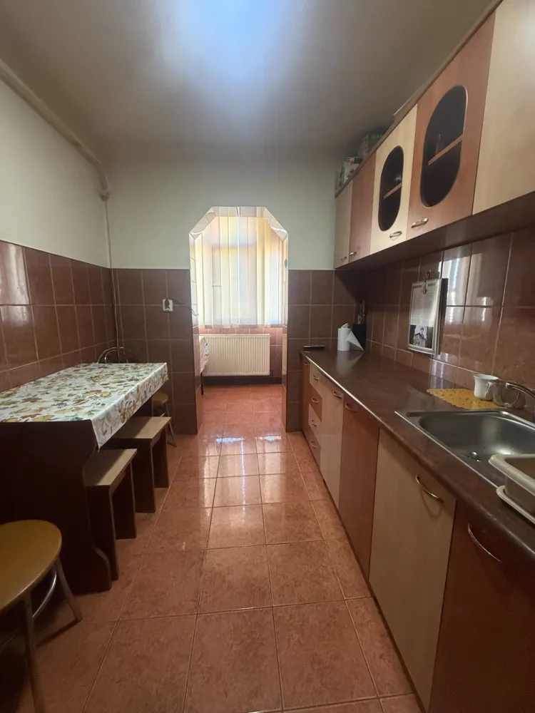 Apartament 3 camere decomandat 54 mp utili etaj 4/4 + pod 2 balcoane Costesti central - Se ofera spre vanzare apartament cu 3 camere decomandat situat la etajul 4 din 4 cu pod deasupra in Costesti pe strada Biserica Noua in zona centrala aproape de primarie biserica si parc&nbsp;Suprafata utila este de 54 mp utili fara balcoane cu o compartimentare practica si bine organizata&nbsp;Apartamentul dispune de:&nbsp;2 balcoane inchise cu termopangeam la baie ventilatie naturalacentrala termica recent inlocuitaaer conditionat amplasat pe hol distributie eficienta a aeruluifinisaje gresie faianta parchet geamuri termopan&nbsp;&nbsp;Locuinta este intretinuta si poate fi locuita imediat fara investitii urgente&nbsp;Avantaj important blocul are acoperis si pod eliminand problemele specifice ultimului etaj (infiltratii)&nbsp;Pozitie excelenta centrala cu acces rapid la primarie parc biserica magazine si scoli&nbsp;Pret redus recent 54900 euro usor negociabilTelefon pentru detalii si vizionari 0743041103&nbsp;