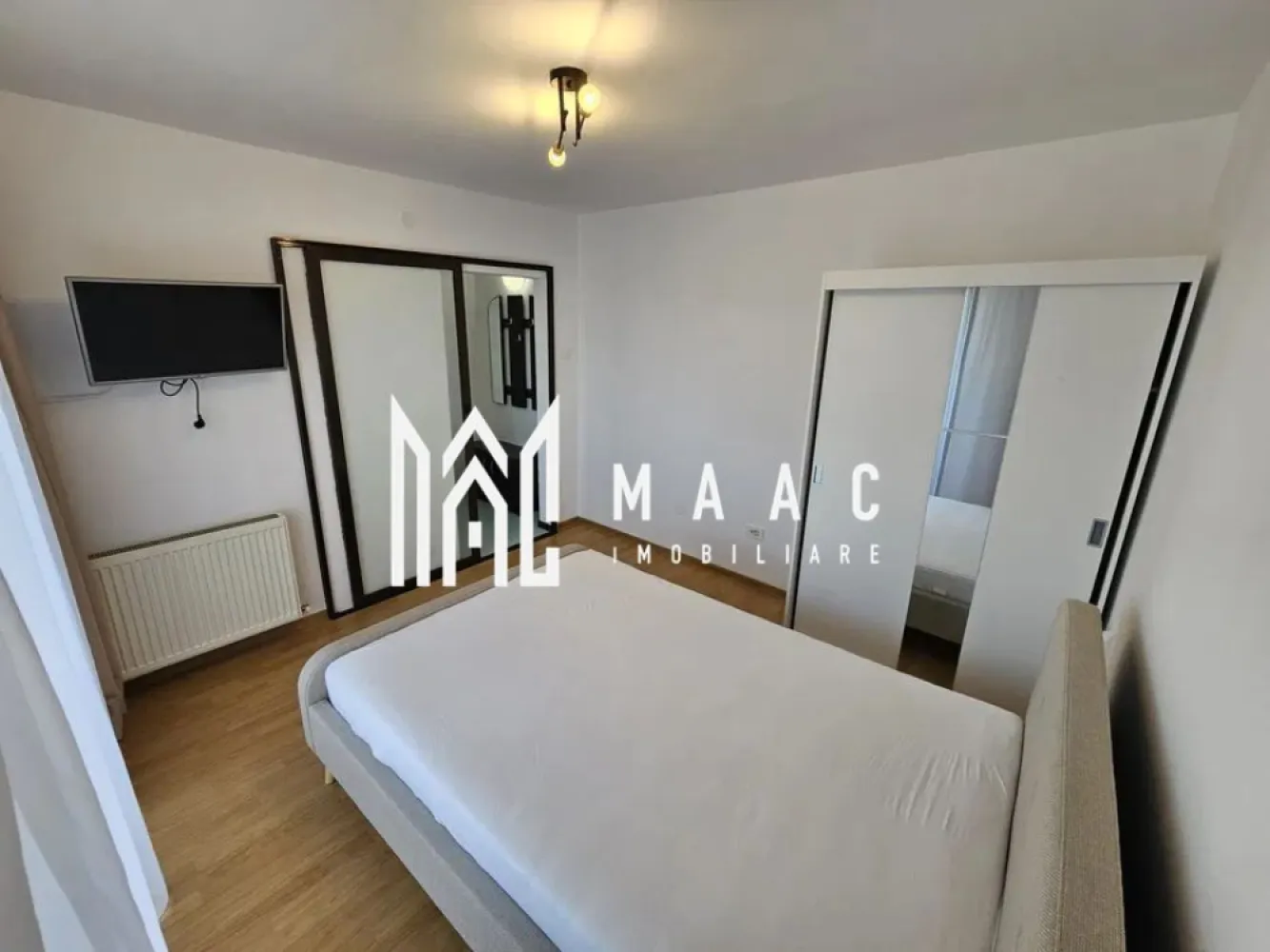 Apartament 2 camere | Decomandat | Balcon | Renovat | Mihai Viteazu - MAAC Imobiliare vă propune spre închiriere un apartament cu 2 camere decomandate, situat pe Bulevardul Mihai Viteazu.

Locuința are o suprafață utilă de 54 mp și este amplasată la etajul 4 din 8 al unui imobil dotat cu lift. Apartamentul a fost recent renovat și se închiriază complet mobilat și utilat, beneficiind de mobilier și electrocasnice noi, oferind un confort sporit viitorilor chiriași.

Zona oferă acces rapid către numeroase puncte de interes, precum Shopping City Sibiu, piață, facultăți, săli de fitness, stații de autobuz, iar Parcul Sub Arini și centrul orașului se află la doar câteva minute distanță.

În apropiere există posibilități de parcare publică gratuită, precum și opțiuni de parcare acoperită, supravegheată, cu stație de încărcare pentru mașini electrice (contra cost).

Se percepe o garanție in cuantumul a unei chirii lunare.

Pentru mai multe detalii precizati telefonic ca ati vazut anuntul cu ID:CP2986359