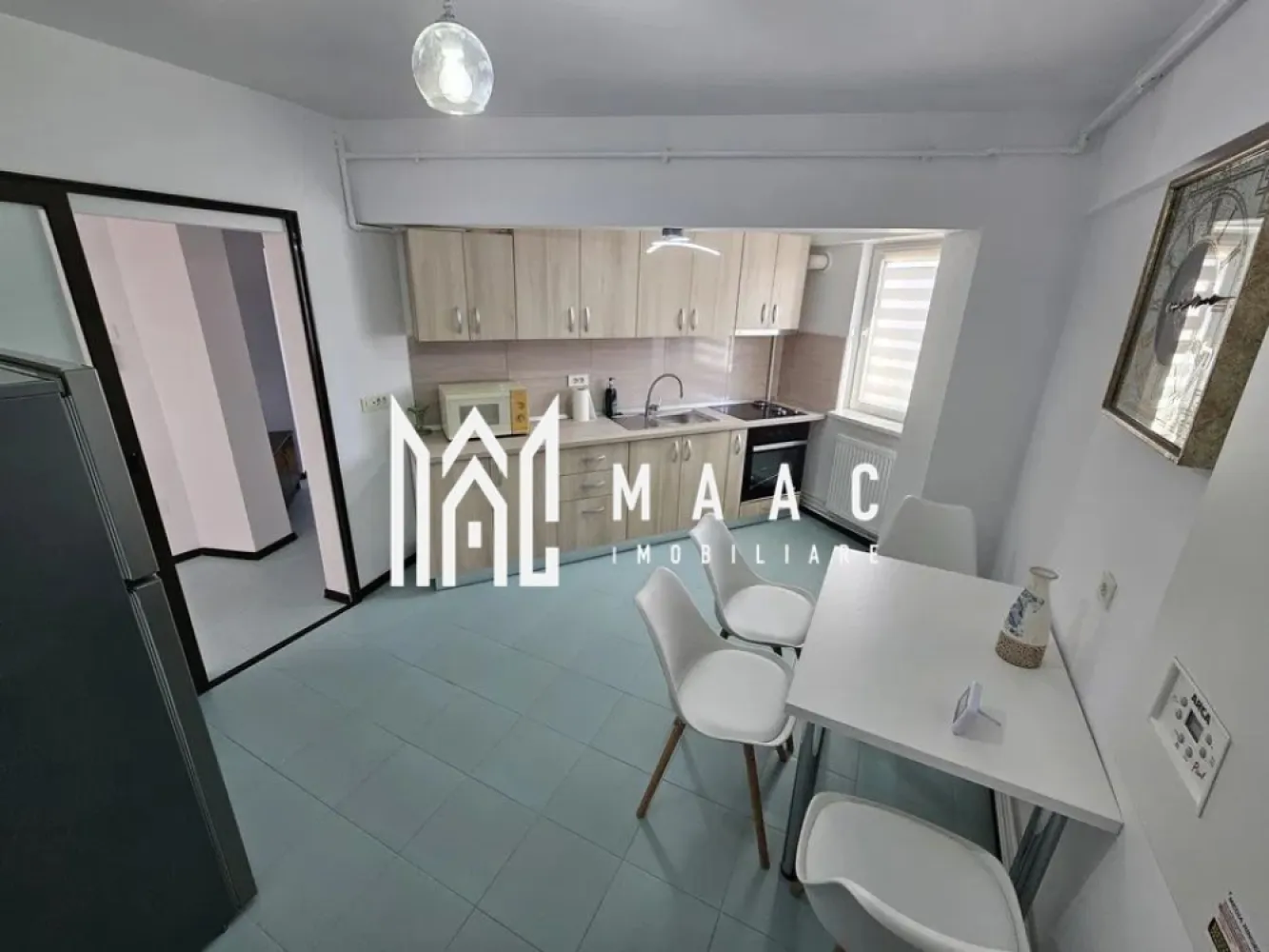 Apartament 2 camere | Decomandat | Balcon | Renovat | Mihai Viteazu - MAAC Imobiliare vă propune spre închiriere un apartament cu 2 camere decomandate, situat pe Bulevardul Mihai Viteazu.

Locuința are o suprafață utilă de 54 mp și este amplasată la etajul 4 din 8 al unui imobil dotat cu lift. Apartamentul a fost recent renovat și se închiriază complet mobilat și utilat, beneficiind de mobilier și electrocasnice noi, oferind un confort sporit viitorilor chiriași.

Zona oferă acces rapid către numeroase puncte de interes, precum Shopping City Sibiu, piață, facultăți, săli de fitness, stații de autobuz, iar Parcul Sub Arini și centrul orașului se află la doar câteva minute distanță.

În apropiere există posibilități de parcare publică gratuită, precum și opțiuni de parcare acoperită, supravegheată, cu stație de încărcare pentru mașini electrice (contra cost).

Se percepe o garanție in cuantumul a unei chirii lunare.

Pentru mai multe detalii precizati telefonic ca ati vazut anuntul cu ID:CP2986359