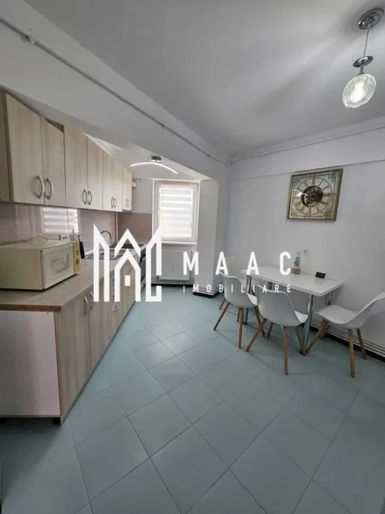 Apartament 2 camere | Decomandat | Balcon | Renovat | Mihai Viteazu - MAAC Imobiliare vă propune spre închiriere un apartament cu 2 camere decomandate, situat pe Bulevardul Mihai Viteazu.

Locuința are o suprafață utilă de 54 mp și este amplasată la etajul 4 din 8 al unui imobil dotat cu lift. Apartamentul a fost recent renovat și se închiriază complet mobilat și utilat, beneficiind de mobilier și electrocasnice noi, oferind un confort sporit viitorilor chiriași.

Zona oferă acces rapid către numeroase puncte de interes, precum Shopping City Sibiu, piață, facultăți, săli de fitness, stații de autobuz, iar Parcul Sub Arini și centrul orașului se află la doar câteva minute distanță.

În apropiere există posibilități de parcare publică gratuită, precum și opțiuni de parcare acoperită, supravegheată, cu stație de încărcare pentru mașini electrice (contra cost).

Se percepe o garanție in cuantumul a unei chirii lunare.

Pentru mai multe detalii precizati telefonic ca ati vazut anuntul cu ID:CP2986359
