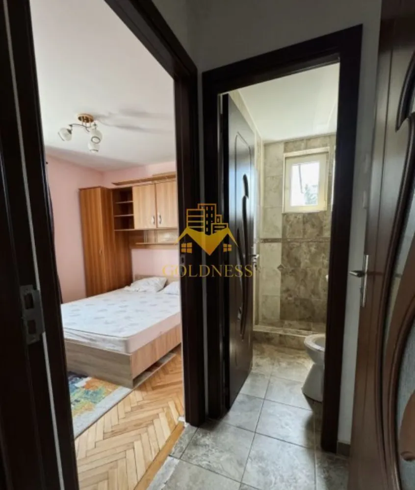 2 camere semidecomandate, Gheorgheni, Zona Alverna, Home Garden - GOLDNESS Imobiliare vă propune spre închiriere un apartament cu 2camere semidecomandate complet mobilat și utilat, la etajul 4 într-un imobil de 4 etaje, în Cartierul Gheorgheni, Zona Alverna.
Posibilitate de parcare in zona la liber!
Se află în apropierea stațiilor de transport în comun, magazine, restaurante, spații verzi, farmacii, etc. 

Apartamentul este compartimentat astfel:
 - dormitor cu pat matrimonial, dressing, noptiere
 - living cu o canapea extensibilă, comoda TV,
 - bucatarie open space complet utilată și mobilată, loc de servit masa 
 - baie cu dus, calorifer port prosop și dulap pentru depozitare.

Imobilul este dotat cu toate cele necesare- centrală proprie, frigider, aragaz, hotă, mașină de spălat haine, etc. 

Dacă sunteți interesați de acest apartament și doriți să îl vizionați, dar și pentru alte oferte nu ezitați să ne contactați telefonic sau prin e-mail. Vă stăm la dispoziție!
Pentru intermediere se percepe un comision de 50% din prețul chiriei!