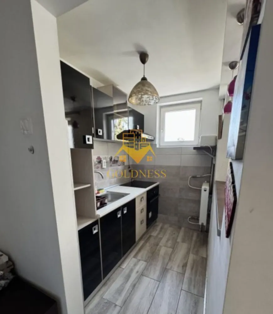 2 camere semidecomandate, Gheorgheni, Zona Alverna, Home Garden - GOLDNESS Imobiliare vă propune spre închiriere un apartament cu 2camere semidecomandate complet mobilat și utilat, la etajul 4 într-un imobil de 4 etaje, în Cartierul Gheorgheni, Zona Alverna.
Posibilitate de parcare in zona la liber!
Se află în apropierea stațiilor de transport în comun, magazine, restaurante, spații verzi, farmacii, etc. 

Apartamentul este compartimentat astfel:
 - dormitor cu pat matrimonial, dressing, noptiere
 - living cu o canapea extensibilă, comoda TV,
 - bucatarie open space complet utilată și mobilată, loc de servit masa 
 - baie cu dus, calorifer port prosop și dulap pentru depozitare.

Imobilul este dotat cu toate cele necesare- centrală proprie, frigider, aragaz, hotă, mașină de spălat haine, etc. 

Dacă sunteți interesați de acest apartament și doriți să îl vizionați, dar și pentru alte oferte nu ezitați să ne contactați telefonic sau prin e-mail. Vă stăm la dispoziție!
Pentru intermediere se percepe un comision de 50% din prețul chiriei!