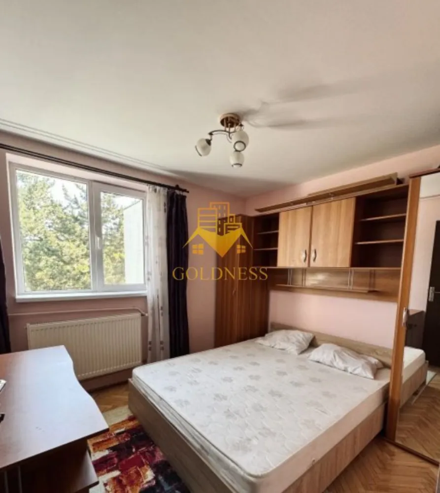 2 camere semidecomandate, Gheorgheni, Zona Alverna, Home Garden - GOLDNESS Imobiliare vă propune spre închiriere un apartament cu 2camere semidecomandate complet mobilat și utilat, la etajul 4 într-un imobil de 4 etaje, în Cartierul Gheorgheni, Zona Alverna.
Posibilitate de parcare in zona la liber!
Se află în apropierea stațiilor de transport în comun, magazine, restaurante, spații verzi, farmacii, etc. 

Apartamentul este compartimentat astfel:
 - dormitor cu pat matrimonial, dressing, noptiere
 - living cu o canapea extensibilă, comoda TV,
 - bucatarie open space complet utilată și mobilată, loc de servit masa 
 - baie cu dus, calorifer port prosop și dulap pentru depozitare.

Imobilul este dotat cu toate cele necesare- centrală proprie, frigider, aragaz, hotă, mașină de spălat haine, etc. 

Dacă sunteți interesați de acest apartament și doriți să îl vizionați, dar și pentru alte oferte nu ezitați să ne contactați telefonic sau prin e-mail. Vă stăm la dispoziție!
Pentru intermediere se percepe un comision de 50% din prețul chiriei!