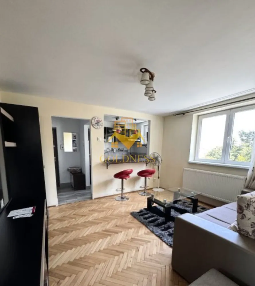 2 camere semidecomandate, Gheorgheni, Zona Alverna, Home Garden - GOLDNESS Imobiliare vă propune spre închiriere un apartament cu 2camere semidecomandate complet mobilat și utilat, la etajul 4 într-un imobil de 4 etaje, în Cartierul Gheorgheni, Zona Alverna.
Posibilitate de parcare in zona la liber!
Se află în apropierea stațiilor de transport în comun, magazine, restaurante, spații verzi, farmacii, etc. 

Apartamentul este compartimentat astfel:
 - dormitor cu pat matrimonial, dressing, noptiere
 - living cu o canapea extensibilă, comoda TV,
 - bucatarie open space complet utilată și mobilată, loc de servit masa 
 - baie cu dus, calorifer port prosop și dulap pentru depozitare.

Imobilul este dotat cu toate cele necesare- centrală proprie, frigider, aragaz, hotă, mașină de spălat haine, etc. 

Dacă sunteți interesați de acest apartament și doriți să îl vizionați, dar și pentru alte oferte nu ezitați să ne contactați telefonic sau prin e-mail. Vă stăm la dispoziție!
Pentru intermediere se percepe un comision de 50% din prețul chiriei!