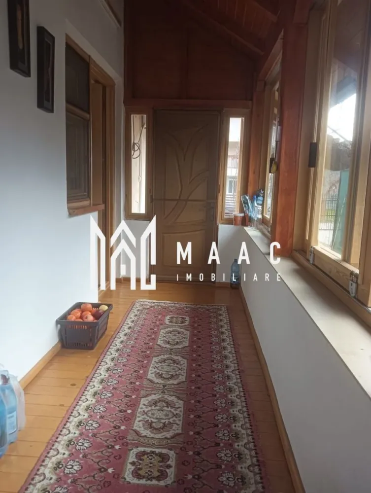 Casa de Vanzare | 3 camere | Centrala Gaz | Panouri Solare - MAAC Imobiliare vă propune spre vânzare o locuință modernă, complet mobilată și utilată, situată în centrul comunei Mihăești, sat Buleta, într-o zonă excelentă pentru cei care își doresc confort, liniște și acces rapid către punctele de interes ale localității. Proprietatea reprezintă o opțiune potrivită atât pentru locuință permanentă, cât și pentru investiție, datorită poziționării centrale și caracteristicilor funcționale.

Casa are o suprafață utilă de 120 mp și o suprafață construită de 140 mp, fiind realizată în anul 2022 cu materiale de calitate. Compartimentarea este practică și bine gândită, adaptată nevoilor unei familii care caută un spațiu modern, eficient și ușor de întreținut.

Proprietatea este compusă din:
-3 camere
-2 băi
-living spațios cu bucătărie open-space
-garaj inclus

Locuința se vinde complet mobilată și utilată, oferind posibilitatea mutării imediate, fără investiții suplimentare în amenajare. Dotările existente contribuie la un nivel ridicat de confort și eficiență, iar echipamentele moderne completează avantajele unei construcții recente.

Printre dotări și facilități se regăsesc:
-centrală termică pe gaz
-panouri solare
-aer condiționat
-sistem de supraveghere video
-mobilier și electrocasnice incluse

Casa beneficiază de toate utilitățile necesare pentru o locuire confortabilă:
-apă
-curent electric
-curent trifazic
-gaz
-fosă septică

Localizarea în centrul comunei Mihăești, sat Buleta, oferă acces facil către magazine, școală și alte puncte de interes, ceea ce face ca această proprietate să fie o alegere practică pentru familii, dar și pentru cei interesați de o investiție imobiliară într-o zonă bine conectată.

Pentru mai multe detalii și programarea unei vizionări, vă rugăm să contactați MAAC Imobiliare și să menționați la telefon numărul CP2986487.