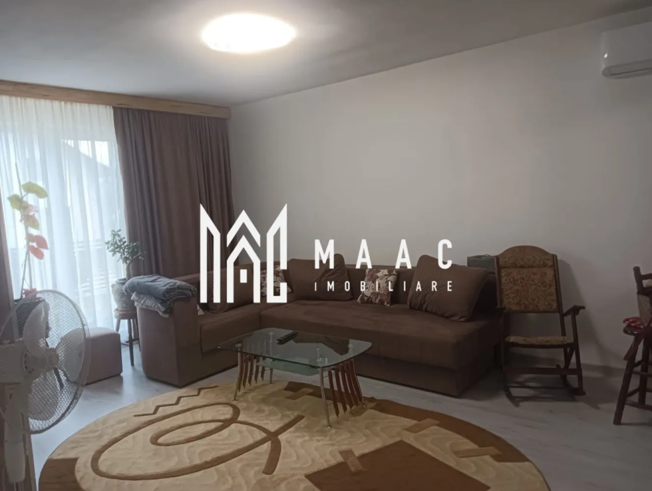 Casa de Vanzare | 3 camere | Centrala Gaz | Panouri Solare - MAAC Imobiliare vă propune spre vânzare o locuință modernă, complet mobilată și utilată, situată în centrul comunei Mihăești, sat Buleta, într-o zonă excelentă pentru cei care își doresc confort, liniște și acces rapid către punctele de interes ale localității. Proprietatea reprezintă o opțiune potrivită atât pentru locuință permanentă, cât și pentru investiție, datorită poziționării centrale și caracteristicilor funcționale.

Casa are o suprafață utilă de 120 mp și o suprafață construită de 140 mp, fiind realizată în anul 2022 cu materiale de calitate. Compartimentarea este practică și bine gândită, adaptată nevoilor unei familii care caută un spațiu modern, eficient și ușor de întreținut.

Proprietatea este compusă din:
-3 camere
-2 băi
-living spațios cu bucătărie open-space
-garaj inclus

Locuința se vinde complet mobilată și utilată, oferind posibilitatea mutării imediate, fără investiții suplimentare în amenajare. Dotările existente contribuie la un nivel ridicat de confort și eficiență, iar echipamentele moderne completează avantajele unei construcții recente.

Printre dotări și facilități se regăsesc:
-centrală termică pe gaz
-panouri solare
-aer condiționat
-sistem de supraveghere video
-mobilier și electrocasnice incluse

Casa beneficiază de toate utilitățile necesare pentru o locuire confortabilă:
-apă
-curent electric
-curent trifazic
-gaz
-fosă septică

Localizarea în centrul comunei Mihăești, sat Buleta, oferă acces facil către magazine, școală și alte puncte de interes, ceea ce face ca această proprietate să fie o alegere practică pentru familii, dar și pentru cei interesați de o investiție imobiliară într-o zonă bine conectată.

Pentru mai multe detalii și programarea unei vizionări, vă rugăm să contactați MAAC Imobiliare și să menționați la telefon numărul CP2986487.