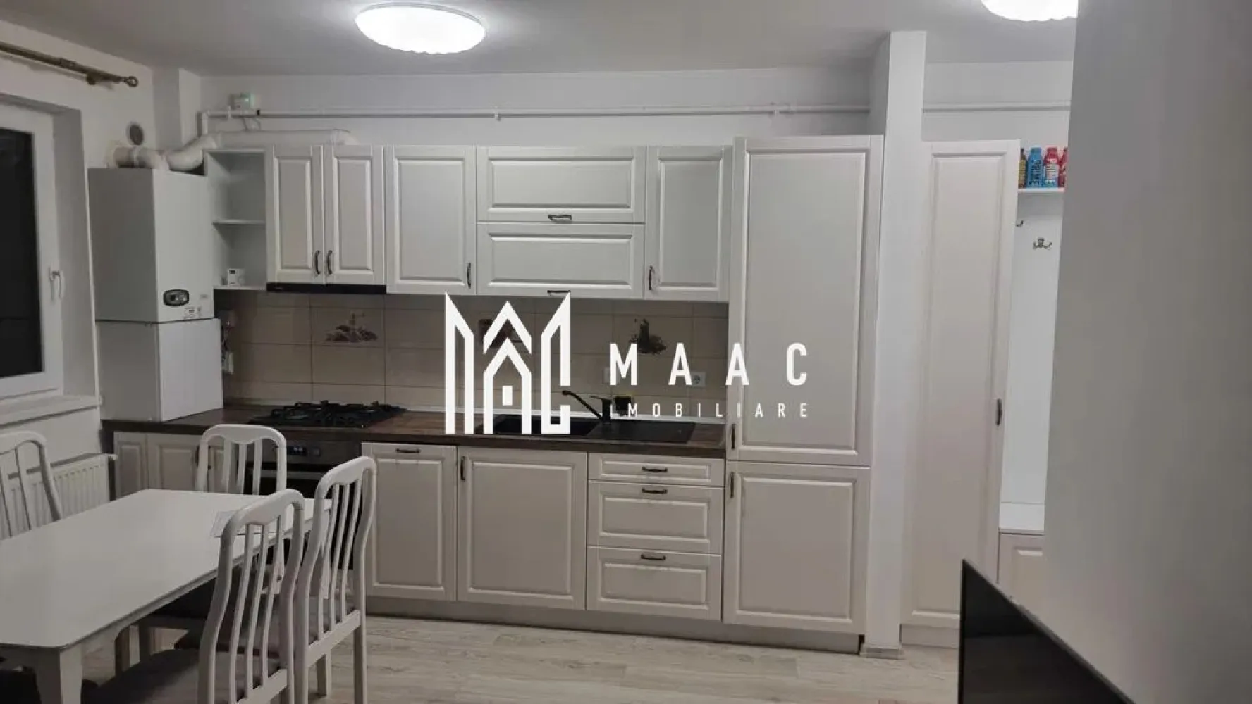 Apartament 3 camere – Calea Turnișorului - MAAC Imobiliare vă propune spre închiriere un apartament decomandat cu 3 camere, situat pe Calea Turnișorului, într-un imobil modern, dotat cu lift. Apartamentul se află la etajul 3, are o suprafață utilă de 63 mp și se remarcă prin compartimentarea practică, luminozitate și confort. Este complet mobilat și utilat, beneficiind de centrală proprie. Locuința dispune și de un loc de parcare privat, situat într-o zonă special amenajată, închisă cu bariere. Apartamentul este disponibil imediat. Nu sunt acceptate animalele de companie. Se percepe garantie in cuantumul unei chirii lunare. Pentru mai multe detalii precizati telefonic ca ati vazut anuntul cu ID: CP2824256
