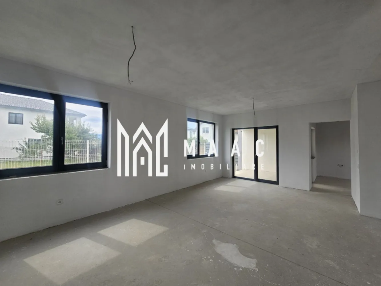 Casă triplex | 4 camere | 115 mp utili | 2 parcări | Șelimbăr - MAAC Imobiliare propune spre vânzare o casă tip triplex, dispusă pe 2 niveluri, situată în Șelimbăr, în zona Primăriei. Proprietatea are o suprafață utilă de 115 mp și beneficiază de un teren în suprafață totală de 170 mp.

Locuința este compartimentată eficient, astfel:

Parter: living, bucătărie separată, baie, hol, casa scării și terasă exterioară.

Etaj: 3 dormitoare, baie și hol.

Casa dispune de încălzire prin pardoseală și se predă la stadiul de finisată la alb. În curte sunt disponibile 2 locuri de parcare.

Proprietatea este potrivită pentru o familie care caută o locuință spațioasă, bine compartimentată, într-o zonă accesibilă din Șelimbăr, aproape de puncte de interes și facilități.

Pentru mai multe detalii sau pentru stabilirea unei vizionări, contactați echipa MAAC Imobiliare.

ID anunț: CP3212248