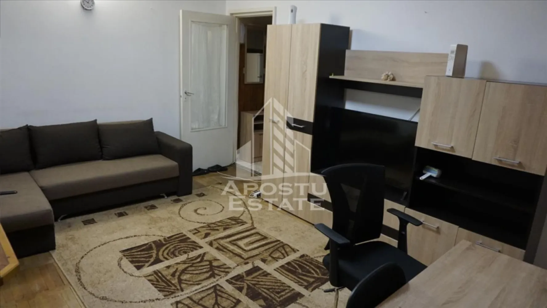 Apartament 2 Camere Zona Take Ionescu - APOSTU ESTATE va propune spre inchiriere apartament cu 2 camere nedecomandat situat in zona Take Ionescu

Imobilul este situat la parterul unui bloc cu 4 etaje

Se intinde pe o suprafata de 55 mp.

Compartimentare:

- 1 hol

- living 

-bucatarie

- dormitor

- baie

- balcon .
Se percep 2 garanții care se pot achita in 2 tranșe!
Se inchiriaza complet mobilat si utilat.

Imobilul este situat in apropiere de statie de autobuz , supermarket piata
intern: CP1888417