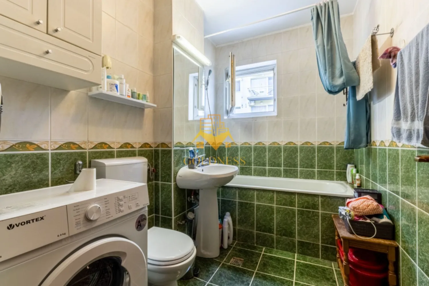 2 camere,modern,Plopilor Zona Sala Sporturilor,Usamv,Platinia, Motilor - GOLDNESS Imobiliare vă propune spre închiriere un apartament cu 2 camere complet mobilat și utilat, la etajul 1 într-un imobil de 4 etaje, în Cartierul Plopilor.
Posibilitate de parcare in zona!
Se află în apropierea stațiilor de transport în comun, magazine, restaurante, spații verzi, farmacii, etc. 

Apartamentul este compartimentat astfel:
 - dormitor cu pat matrimonial, dressing, noptiere
 - living cu canapea extensibila, spatiu pentru depozitare, loc de luat masa
 - bucatarie complet mobilata, utilata
 - baie cu cada, calorifer port prosop și dulap pentru depozitare.
 - terasa de 7 mp.

Imobilul este dotat cu toate cele necesare- centrală proprie, frigider, aragaz, hotă, mașină de spălat haine, etc. 

Dacă sunteți interesați de acest apartament și doriți să îl vizionați, dar și pentru alte oferte nu ezitați să ne contactați telefonic sau prin e-mail. Vă stăm la dispoziție!

Pentru intermediere se percepe un comision de 50% din prețul chiriei!