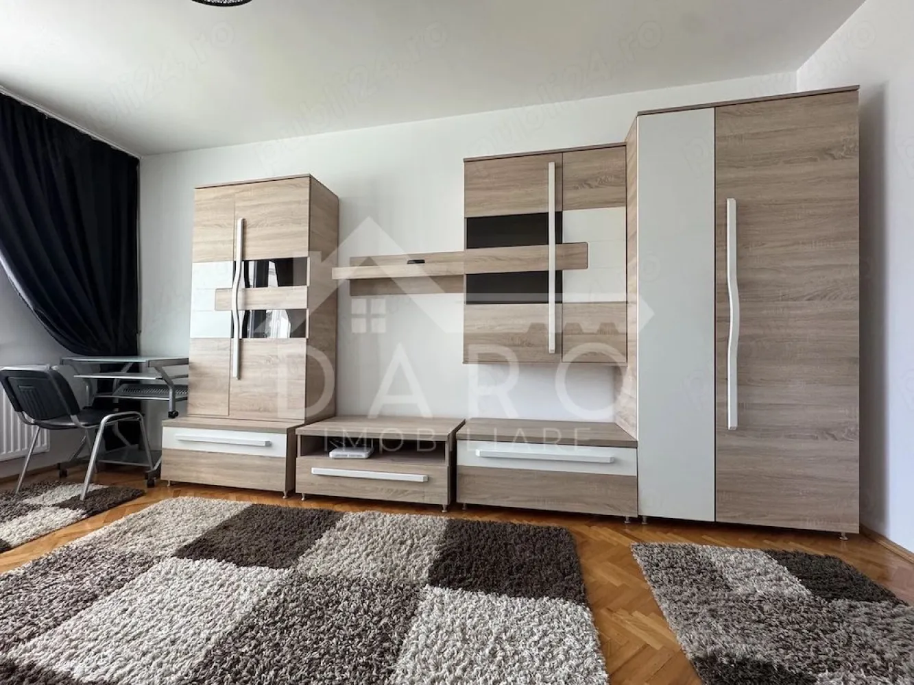 🏡 Apartament 2 camere decomandat | 56 mp | Cornișa | 450 € 🔥 - 🏡 Apartament 2 camere decomandat | 56 mp | Cornișa | 450 € 🔥
Dacă îți dorești un apartament curat, bine compartimentat și gata de mutare, acesta este alegerea ideală 👇
📍 Târgu Mureș – zona Cornișa (zonă liniștită)
💰 Chirie: 450 €/lună
✨ Apartament spațios și bine organizat – 56 mp utili
✔ compartimentare decomandată (foarte căutată)
✔ etaj 4
✔ bloc solid (1987)
✔ ideal pentru locuit confortabil
🛋️ Living generos și luminos
✔ spațiu mare de relaxare
✔ mobilat modern
✔ TV + mobilier complet
✔ atmosferă caldă și primitoare
🛏️ Dormitor spațios
✔ pat matrimonial
✔ dulapuri încăpătoare
✔ perfect pentru odihnă
🍽️ Bucătărie separată (foarte practică)
✔ complet mobilată și utilată
✔ aragaz + cuptor + frigider
✔ spațiu eficient organizat
🚪 Hol + spații de depozitare
✔ acces facil în toate camerele
✔ organizare eficientă
🛁 Baie curată și funcțională
✔ cadă
✔ mașină de spălat
✔ finisaje îngrijite
💎 Avantaje importante:
✔ apartament curat și bine întreținut
✔ compartimentare ideală
✔ zonă liniștită (perfect pentru relaxare)
✔ aproape de magazine, transport, facilități
🔥 Perfect pentru:
✔ cuplu
✔ persoană singură
✔ studenți / rezidenți
⚠️ Apartamentele bune în Cornișa se închiriază rapid!
📞 Detalii și vizionări:
📱 0749 535 729
💰 Ai nevoie de sprijin financiar pe viitor (credit / investiții)?
Te ajut prin Kiwi Finance – colaborare cu 12 bănci:
✔ cele mai bune oferte
✔ aprobare rapidă
✔ consultanță GRATUITĂ