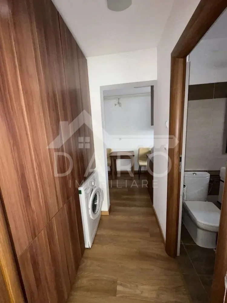 🏡 Apartament 2 camere decomandat | 56 mp | Cornișa | 450 € 🔥 - 🏡 Apartament 2 camere decomandat | 56 mp | Cornișa | 450 € 🔥
Dacă îți dorești un apartament curat, bine compartimentat și gata de mutare, acesta este alegerea ideală 👇
📍 Târgu Mureș – zona Cornișa (zonă liniștită)
💰 Chirie: 450 €/lună
✨ Apartament spațios și bine organizat – 56 mp utili
✔ compartimentare decomandată (foarte căutată)
✔ etaj 4
✔ bloc solid (1987)
✔ ideal pentru locuit confortabil
🛋️ Living generos și luminos
✔ spațiu mare de relaxare
✔ mobilat modern
✔ TV + mobilier complet
✔ atmosferă caldă și primitoare
🛏️ Dormitor spațios
✔ pat matrimonial
✔ dulapuri încăpătoare
✔ perfect pentru odihnă
🍽️ Bucătărie separată (foarte practică)
✔ complet mobilată și utilată
✔ aragaz + cuptor + frigider
✔ spațiu eficient organizat
🚪 Hol + spații de depozitare
✔ acces facil în toate camerele
✔ organizare eficientă
🛁 Baie curată și funcțională
✔ cadă
✔ mașină de spălat
✔ finisaje îngrijite
💎 Avantaje importante:
✔ apartament curat și bine întreținut
✔ compartimentare ideală
✔ zonă liniștită (perfect pentru relaxare)
✔ aproape de magazine, transport, facilități
🔥 Perfect pentru:
✔ cuplu
✔ persoană singură
✔ studenți / rezidenți
⚠️ Apartamentele bune în Cornișa se închiriază rapid!
📞 Detalii și vizionări:
📱 0749 535 729
💰 Ai nevoie de sprijin financiar pe viitor (credit / investiții)?
Te ajut prin Kiwi Finance – colaborare cu 12 bănci:
✔ cele mai bune oferte
✔ aprobare rapidă
✔ consultanță GRATUITĂ