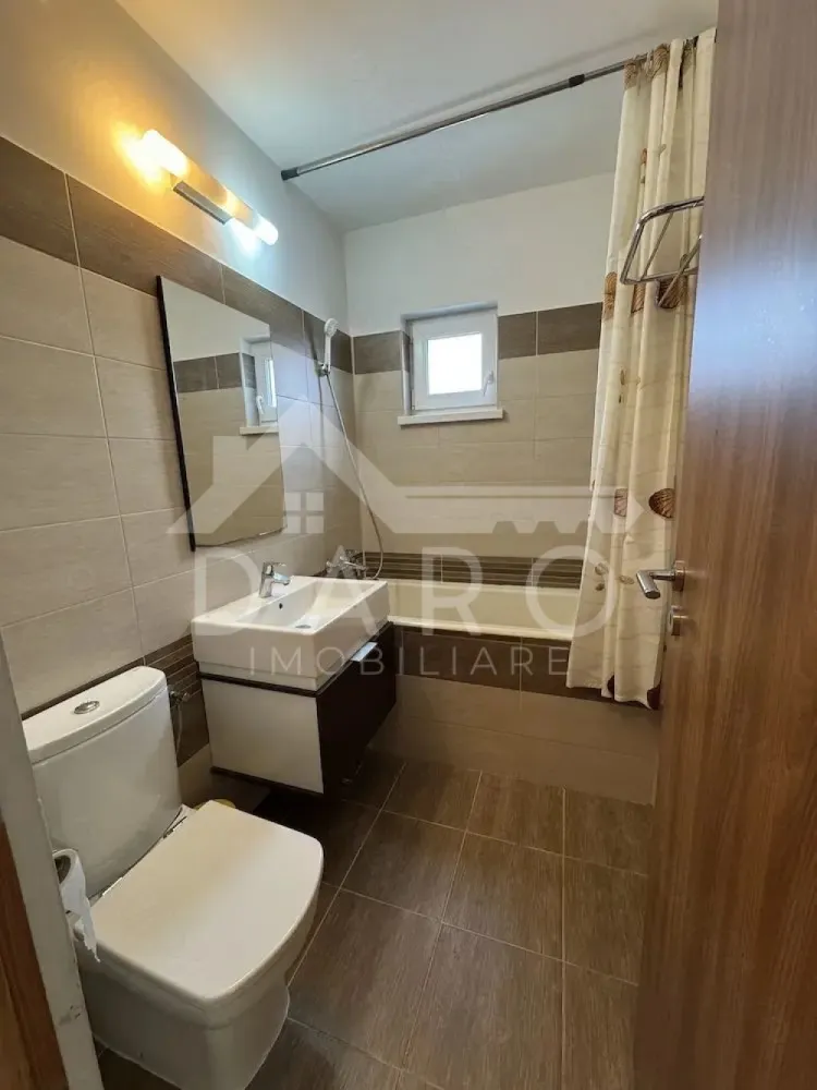 🏡 Apartament 2 camere decomandat | 56 mp | Cornișa | 450 € 🔥 - 🏡 Apartament 2 camere decomandat | 56 mp | Cornișa | 450 € 🔥
Dacă îți dorești un apartament curat, bine compartimentat și gata de mutare, acesta este alegerea ideală 👇
📍 Târgu Mureș – zona Cornișa (zonă liniștită)
💰 Chirie: 450 €/lună
✨ Apartament spațios și bine organizat – 56 mp utili
✔ compartimentare decomandată (foarte căutată)
✔ etaj 4
✔ bloc solid (1987)
✔ ideal pentru locuit confortabil
🛋️ Living generos și luminos
✔ spațiu mare de relaxare
✔ mobilat modern
✔ TV + mobilier complet
✔ atmosferă caldă și primitoare
🛏️ Dormitor spațios
✔ pat matrimonial
✔ dulapuri încăpătoare
✔ perfect pentru odihnă
🍽️ Bucătărie separată (foarte practică)
✔ complet mobilată și utilată
✔ aragaz + cuptor + frigider
✔ spațiu eficient organizat
🚪 Hol + spații de depozitare
✔ acces facil în toate camerele
✔ organizare eficientă
🛁 Baie curată și funcțională
✔ cadă
✔ mașină de spălat
✔ finisaje îngrijite
💎 Avantaje importante:
✔ apartament curat și bine întreținut
✔ compartimentare ideală
✔ zonă liniștită (perfect pentru relaxare)
✔ aproape de magazine, transport, facilități
🔥 Perfect pentru:
✔ cuplu
✔ persoană singură
✔ studenți / rezidenți
⚠️ Apartamentele bune în Cornișa se închiriază rapid!
📞 Detalii și vizionări:
📱 0749 535 729
💰 Ai nevoie de sprijin financiar pe viitor (credit / investiții)?
Te ajut prin Kiwi Finance – colaborare cu 12 bănci:
✔ cele mai bune oferte
✔ aprobare rapidă
✔ consultanță GRATUITĂ