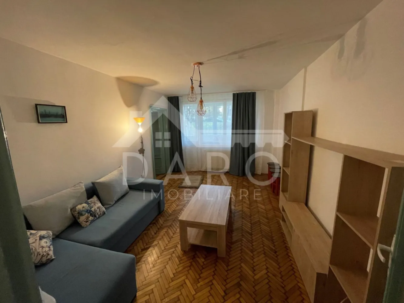 🏡 Apartament 3 camere | 60 mp | Zona Dacia - 🏡 Apartament 3 camere | 60 mp + balcon 7 m | Parter | Zona Dacia | 118.000 € 🔥
📍 Târgu Mureș – str. Brașovului (zona Dacia)
Dacă îți dorești un apartament spațios, bine compartimentat și situat într-o zonă liniștită, acesta este exact ce cauți 👇
✨ Caracteristici principale:
✔ 3 camere
✔ 60 mp utili
✔ balcon închis generos – 7 m lungime
✔ parter (ideal pentru familii sau persoane în vârstă)
✔ compartimentare practică
🛋️ Living spațios și luminos
✔ perfect pentru relaxare
✔ mobilat
✔ lumină naturală
🛏️ 2 dormitoare
✔ ideale pentru familie / copii / birou
✔ spațioase și bine organizate
🍽️ Bucătărie separată
✔ complet utilată
✔ plită gaz + cuptor electric
✔ hotă + cuptor microunde
🛁 Baie
✔ funcțională
✔ cadă
✔ mașină de spălat inclusă
🌿 Balcon închis – mare avantaj
✔ perfect pentru relaxare
✔ spațiu extra de depozitare sau zonă de cafea ☕
💎 Dotări:
✔ centrală termică proprie
✔ izolație termică
✔ geamuri termopan
✔ se vinde mobilat
📍 Locație excelentă:
✔ zonă liniștită
✔ aproape de complex Dacia
✔ magazine, farmacie, piață
✔ stație de autobuz în apropiere
🔥 Ideal pentru:
✔ familie
✔ investiție (se închiriază foarte bine)
✔ locuință proprie
⚠️ Apartamentele cu 3 camere în Dacia se vând rapid!
💰 Preț: 118.000 €
📞 Detalii și vizionări:
📱 0749 535 729
💰 Vrei credit pentru această proprietate?
Te ajut prin Kiwi Finance:
✔ colaborare cu 12 bănci
✔ dobânzi negociate
✔ aprobare rapidă
✔ consultanță GRATUITĂ
