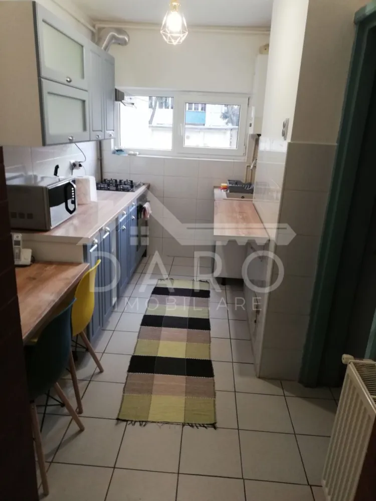 🏡 Apartament 3 camere | 60 mp | Zona Dacia - 🏡 Apartament 3 camere | 60 mp + balcon 7 m | Parter | Zona Dacia | 118.000 € 🔥
📍 Târgu Mureș – str. Brașovului (zona Dacia)
Dacă îți dorești un apartament spațios, bine compartimentat și situat într-o zonă liniștită, acesta este exact ce cauți 👇
✨ Caracteristici principale:
✔ 3 camere
✔ 60 mp utili
✔ balcon închis generos – 7 m lungime
✔ parter (ideal pentru familii sau persoane în vârstă)
✔ compartimentare practică
🛋️ Living spațios și luminos
✔ perfect pentru relaxare
✔ mobilat
✔ lumină naturală
🛏️ 2 dormitoare
✔ ideale pentru familie / copii / birou
✔ spațioase și bine organizate
🍽️ Bucătărie separată
✔ complet utilată
✔ plită gaz + cuptor electric
✔ hotă + cuptor microunde
🛁 Baie
✔ funcțională
✔ cadă
✔ mașină de spălat inclusă
🌿 Balcon închis – mare avantaj
✔ perfect pentru relaxare
✔ spațiu extra de depozitare sau zonă de cafea ☕
💎 Dotări:
✔ centrală termică proprie
✔ izolație termică
✔ geamuri termopan
✔ se vinde mobilat
📍 Locație excelentă:
✔ zonă liniștită
✔ aproape de complex Dacia
✔ magazine, farmacie, piață
✔ stație de autobuz în apropiere
🔥 Ideal pentru:
✔ familie
✔ investiție (se închiriază foarte bine)
✔ locuință proprie
⚠️ Apartamentele cu 3 camere în Dacia se vând rapid!
💰 Preț: 118.000 €
📞 Detalii și vizionări:
📱 0749 535 729
💰 Vrei credit pentru această proprietate?
Te ajut prin Kiwi Finance:
✔ colaborare cu 12 bănci
✔ dobânzi negociate
✔ aprobare rapidă
✔ consultanță GRATUITĂ