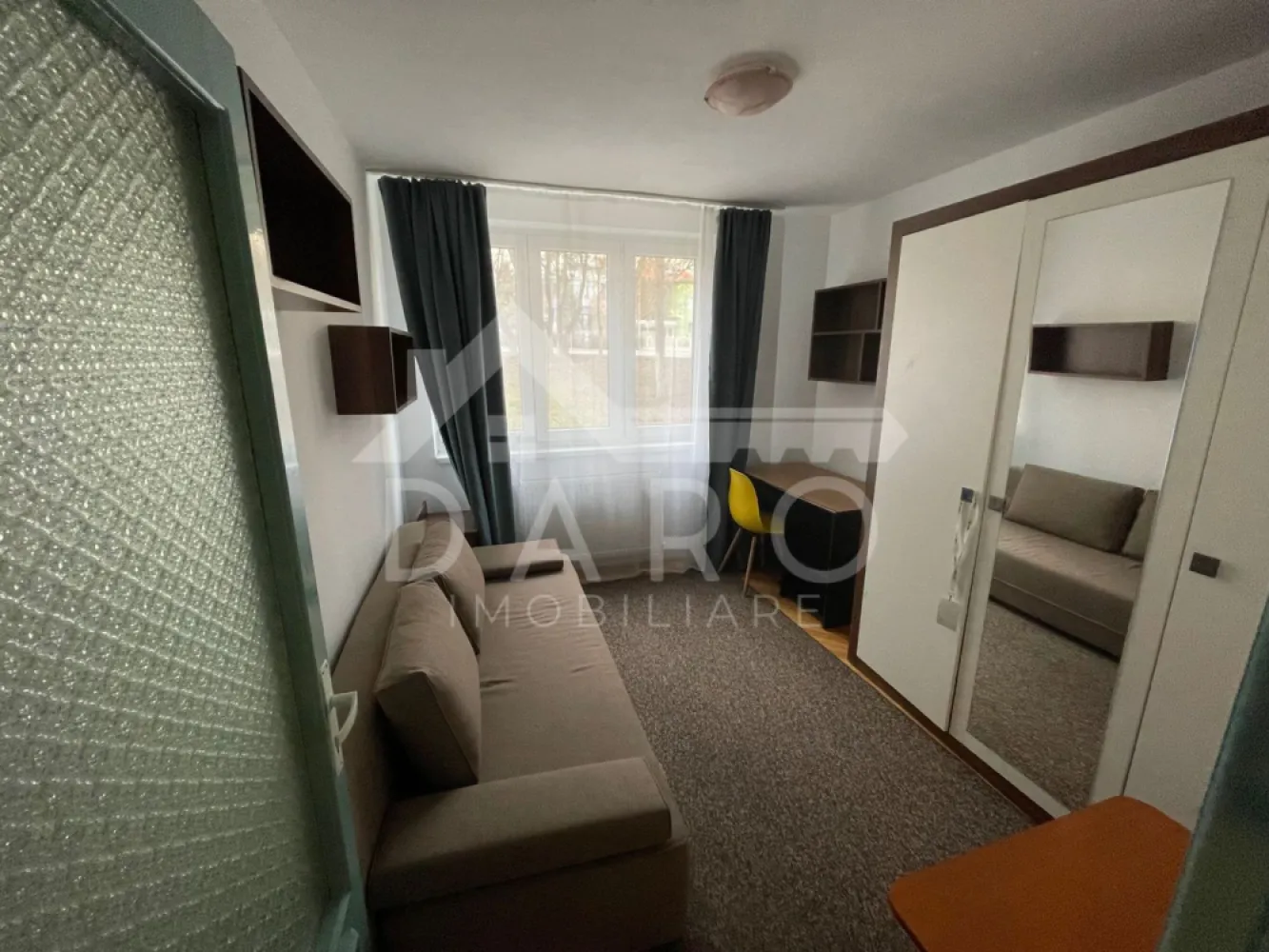 🏡 Apartament 3 camere | 60 mp | Zona Dacia - 🏡 Apartament 3 camere | 60 mp + balcon 7 m | Parter | Zona Dacia | 118.000 € 🔥
📍 Târgu Mureș – str. Brașovului (zona Dacia)
Dacă îți dorești un apartament spațios, bine compartimentat și situat într-o zonă liniștită, acesta este exact ce cauți 👇
✨ Caracteristici principale:
✔ 3 camere
✔ 60 mp utili
✔ balcon închis generos – 7 m lungime
✔ parter (ideal pentru familii sau persoane în vârstă)
✔ compartimentare practică
🛋️ Living spațios și luminos
✔ perfect pentru relaxare
✔ mobilat
✔ lumină naturală
🛏️ 2 dormitoare
✔ ideale pentru familie / copii / birou
✔ spațioase și bine organizate
🍽️ Bucătărie separată
✔ complet utilată
✔ plită gaz + cuptor electric
✔ hotă + cuptor microunde
🛁 Baie
✔ funcțională
✔ cadă
✔ mașină de spălat inclusă
🌿 Balcon închis – mare avantaj
✔ perfect pentru relaxare
✔ spațiu extra de depozitare sau zonă de cafea ☕
💎 Dotări:
✔ centrală termică proprie
✔ izolație termică
✔ geamuri termopan
✔ se vinde mobilat
📍 Locație excelentă:
✔ zonă liniștită
✔ aproape de complex Dacia
✔ magazine, farmacie, piață
✔ stație de autobuz în apropiere
🔥 Ideal pentru:
✔ familie
✔ investiție (se închiriază foarte bine)
✔ locuință proprie
⚠️ Apartamentele cu 3 camere în Dacia se vând rapid!
💰 Preț: 118.000 €
📞 Detalii și vizionări:
📱 0749 535 729
💰 Vrei credit pentru această proprietate?
Te ajut prin Kiwi Finance:
✔ colaborare cu 12 bănci
✔ dobânzi negociate
✔ aprobare rapidă
✔ consultanță GRATUITĂ
