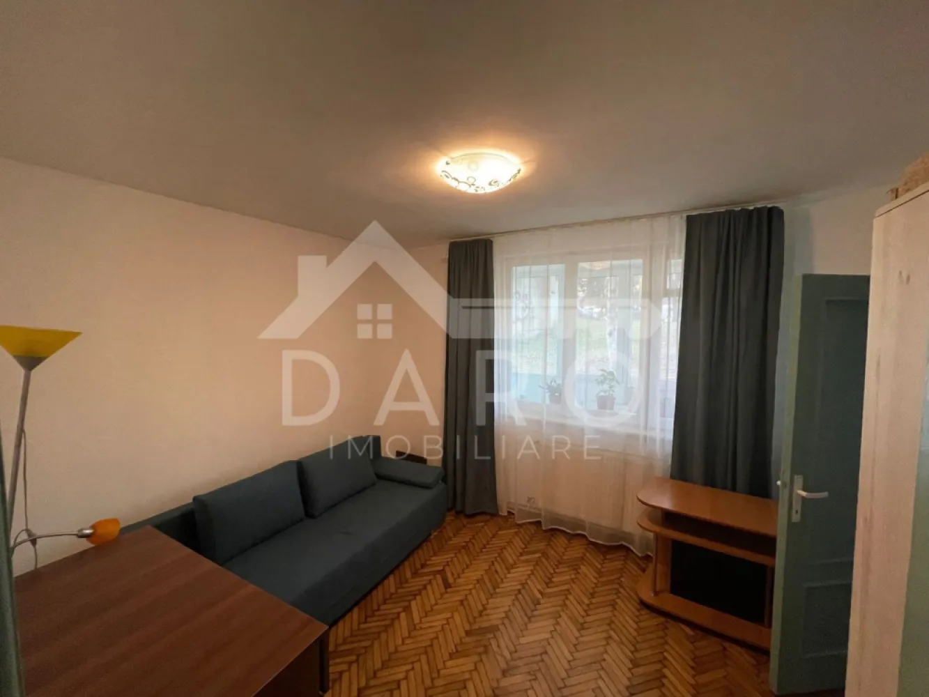 🏡 Apartament 3 camere | 60 mp | Zona Dacia - 🏡 Apartament 3 camere | 60 mp + balcon 7 m | Parter | Zona Dacia | 118.000 € 🔥
📍 Târgu Mureș – str. Brașovului (zona Dacia)
Dacă îți dorești un apartament spațios, bine compartimentat și situat într-o zonă liniștită, acesta este exact ce cauți 👇
✨ Caracteristici principale:
✔ 3 camere
✔ 60 mp utili
✔ balcon închis generos – 7 m lungime
✔ parter (ideal pentru familii sau persoane în vârstă)
✔ compartimentare practică
🛋️ Living spațios și luminos
✔ perfect pentru relaxare
✔ mobilat
✔ lumină naturală
🛏️ 2 dormitoare
✔ ideale pentru familie / copii / birou
✔ spațioase și bine organizate
🍽️ Bucătărie separată
✔ complet utilată
✔ plită gaz + cuptor electric
✔ hotă + cuptor microunde
🛁 Baie
✔ funcțională
✔ cadă
✔ mașină de spălat inclusă
🌿 Balcon închis – mare avantaj
✔ perfect pentru relaxare
✔ spațiu extra de depozitare sau zonă de cafea ☕
💎 Dotări:
✔ centrală termică proprie
✔ izolație termică
✔ geamuri termopan
✔ se vinde mobilat
📍 Locație excelentă:
✔ zonă liniștită
✔ aproape de complex Dacia
✔ magazine, farmacie, piață
✔ stație de autobuz în apropiere
🔥 Ideal pentru:
✔ familie
✔ investiție (se închiriază foarte bine)
✔ locuință proprie
⚠️ Apartamentele cu 3 camere în Dacia se vând rapid!
💰 Preț: 118.000 €
📞 Detalii și vizionări:
📱 0749 535 729
💰 Vrei credit pentru această proprietate?
Te ajut prin Kiwi Finance:
✔ colaborare cu 12 bănci
✔ dobânzi negociate
✔ aprobare rapidă
✔ consultanță GRATUITĂ
