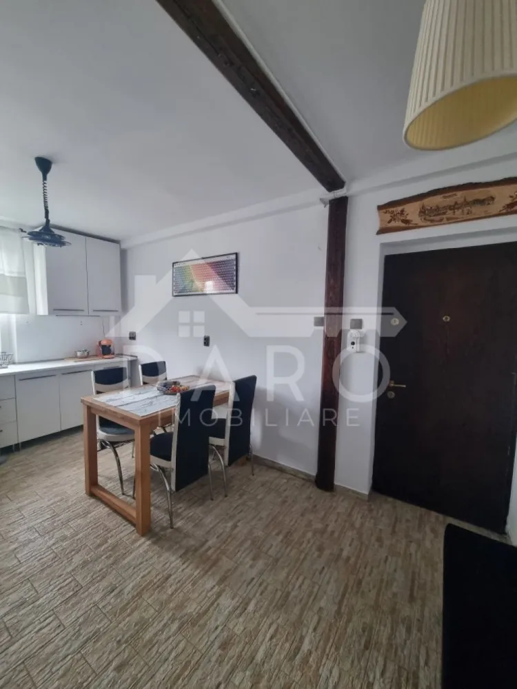Apartament de inchiriat 2 camere UMF - 🏡 Apartament 2 camere | Lângă UMF | Mobilat modern | 490 € 🔥
📍 Târgu Mureș – str. Gheorghe Marinescu (fix lângă UMF)
Dacă îți dorești un apartament cald, modern și extrem de bine poziționat, acesta este alegerea perfectă 👇
✨ Descriere:
Apartament primitor și bine întreținut, situat la etajul 3, ideal pentru studenți la medicină, rezidenți sau cupluri care vor confort și acces rapid către oraș.
🛋️ Living spațios & luminos
✔ canapea confortabilă
✔ zonă de relaxare + birou (perfect pentru studiu / work from home)
✔ aer condiționat ❄️
🛏️ Dormitor elegant
✔ pat matrimonial cu spații de depozitare
✔ design modern cu accente premium
✔ lumină naturală din plin
🍽️ Bucătărie mare, separată
✔ complet mobilată și utilată
✔ zonă de dining
✔ frigider, plită, cuptor, hotă
✔ spațiu generos – rar întâlnit la 2 camere
🛁 Baie modernă
✔ cabină de duș
✔ design elegant
✔ oglindă iluminată tip Hollywood ✨
🌿 Balcon / terasă închisă
✔ spațiu perfect pentru relaxare
✔ lumină naturală
✔ vedere liniștită
💎 Dotări:
✔ aer condiționat
✔ TV
✔ mașină de spălat rufe
✔ mașină de spălat vase
✔ complet mobilat și utilat
📍 Locație TOP:
✔ la câteva minute de UMF
✔ aproape de magazine, farmacii, stații bus
✔ zonă foarte căutată pentru închiriere
🔥 Ideal pentru:
✔ studenți UMF
✔ rezidenți
✔ cupluri
💰 Preț: 490 €/lună
📅 Disponibil pentru închiriere pe termen lung
📞 Detalii și vizionări:
📱 0749 535 729
💰 Ai nevoie de credit în viitor?
Te ajut prin Kiwi Finance:
✔ colaborare cu 12 bănci
✔ dobânzi negociate
✔ aprobare rapidă
✔ consultanță GRATUITĂ