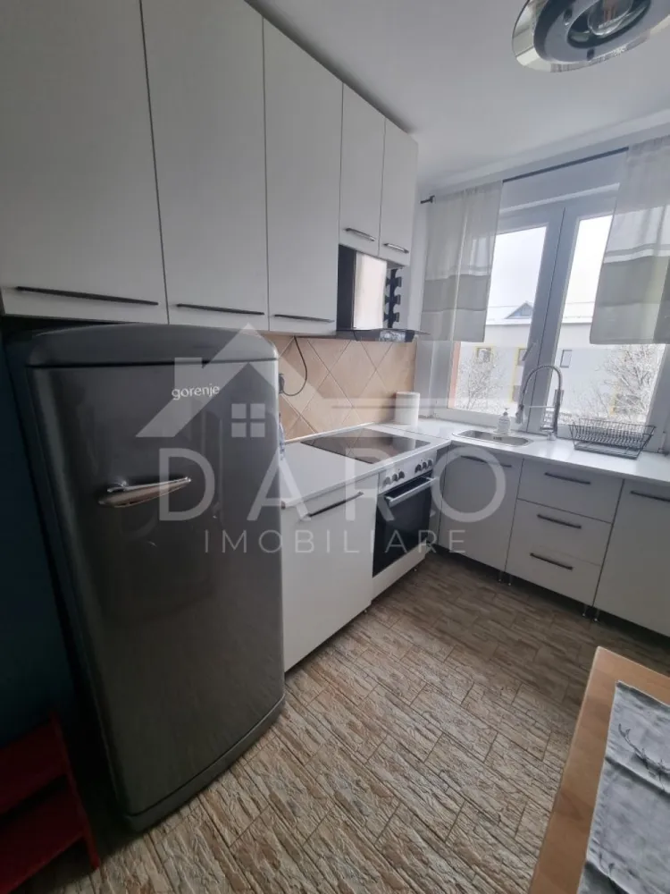 Apartament de inchiriat 2 camere UMF - 🏡 Apartament 2 camere | Lângă UMF | Mobilat modern | 490 € 🔥
📍 Târgu Mureș – str. Gheorghe Marinescu (fix lângă UMF)
Dacă îți dorești un apartament cald, modern și extrem de bine poziționat, acesta este alegerea perfectă 👇
✨ Descriere:
Apartament primitor și bine întreținut, situat la etajul 3, ideal pentru studenți la medicină, rezidenți sau cupluri care vor confort și acces rapid către oraș.
🛋️ Living spațios & luminos
✔ canapea confortabilă
✔ zonă de relaxare + birou (perfect pentru studiu / work from home)
✔ aer condiționat ❄️
🛏️ Dormitor elegant
✔ pat matrimonial cu spații de depozitare
✔ design modern cu accente premium
✔ lumină naturală din plin
🍽️ Bucătărie mare, separată
✔ complet mobilată și utilată
✔ zonă de dining
✔ frigider, plită, cuptor, hotă
✔ spațiu generos – rar întâlnit la 2 camere
🛁 Baie modernă
✔ cabină de duș
✔ design elegant
✔ oglindă iluminată tip Hollywood ✨
🌿 Balcon / terasă închisă
✔ spațiu perfect pentru relaxare
✔ lumină naturală
✔ vedere liniștită
💎 Dotări:
✔ aer condiționat
✔ TV
✔ mașină de spălat rufe
✔ mașină de spălat vase
✔ complet mobilat și utilat
📍 Locație TOP:
✔ la câteva minute de UMF
✔ aproape de magazine, farmacii, stații bus
✔ zonă foarte căutată pentru închiriere
🔥 Ideal pentru:
✔ studenți UMF
✔ rezidenți
✔ cupluri
💰 Preț: 490 €/lună
📅 Disponibil pentru închiriere pe termen lung
📞 Detalii și vizionări:
📱 0749 535 729
💰 Ai nevoie de credit în viitor?
Te ajut prin Kiwi Finance:
✔ colaborare cu 12 bănci
✔ dobânzi negociate
✔ aprobare rapidă
✔ consultanță GRATUITĂ