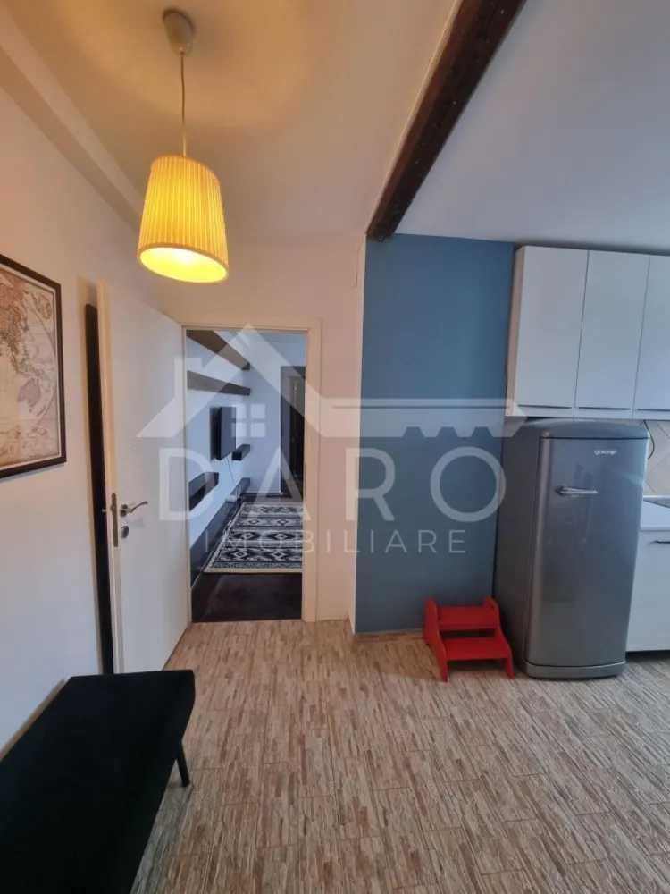 Apartament de inchiriat 2 camere UMF - 🏡 Apartament 2 camere | Lângă UMF | Mobilat modern | 490 € 🔥
📍 Târgu Mureș – str. Gheorghe Marinescu (fix lângă UMF)
Dacă îți dorești un apartament cald, modern și extrem de bine poziționat, acesta este alegerea perfectă 👇
✨ Descriere:
Apartament primitor și bine întreținut, situat la etajul 3, ideal pentru studenți la medicină, rezidenți sau cupluri care vor confort și acces rapid către oraș.
🛋️ Living spațios & luminos
✔ canapea confortabilă
✔ zonă de relaxare + birou (perfect pentru studiu / work from home)
✔ aer condiționat ❄️
🛏️ Dormitor elegant
✔ pat matrimonial cu spații de depozitare
✔ design modern cu accente premium
✔ lumină naturală din plin
🍽️ Bucătărie mare, separată
✔ complet mobilată și utilată
✔ zonă de dining
✔ frigider, plită, cuptor, hotă
✔ spațiu generos – rar întâlnit la 2 camere
🛁 Baie modernă
✔ cabină de duș
✔ design elegant
✔ oglindă iluminată tip Hollywood ✨
🌿 Balcon / terasă închisă
✔ spațiu perfect pentru relaxare
✔ lumină naturală
✔ vedere liniștită
💎 Dotări:
✔ aer condiționat
✔ TV
✔ mașină de spălat rufe
✔ mașină de spălat vase
✔ complet mobilat și utilat
📍 Locație TOP:
✔ la câteva minute de UMF
✔ aproape de magazine, farmacii, stații bus
✔ zonă foarte căutată pentru închiriere
🔥 Ideal pentru:
✔ studenți UMF
✔ rezidenți
✔ cupluri
💰 Preț: 490 €/lună
📅 Disponibil pentru închiriere pe termen lung
📞 Detalii și vizionări:
📱 0749 535 729
💰 Ai nevoie de credit în viitor?
Te ajut prin Kiwi Finance:
✔ colaborare cu 12 bănci
✔ dobânzi negociate
✔ aprobare rapidă
✔ consultanță GRATUITĂ