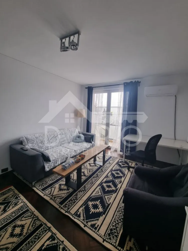 Apartament de inchiriat 2 camere UMF - 🏡 Apartament 2 camere | Lângă UMF | Mobilat modern | 490 € 🔥
📍 Târgu Mureș – str. Gheorghe Marinescu (fix lângă UMF)
Dacă îți dorești un apartament cald, modern și extrem de bine poziționat, acesta este alegerea perfectă 👇
✨ Descriere:
Apartament primitor și bine întreținut, situat la etajul 3, ideal pentru studenți la medicină, rezidenți sau cupluri care vor confort și acces rapid către oraș.
🛋️ Living spațios & luminos
✔ canapea confortabilă
✔ zonă de relaxare + birou (perfect pentru studiu / work from home)
✔ aer condiționat ❄️
🛏️ Dormitor elegant
✔ pat matrimonial cu spații de depozitare
✔ design modern cu accente premium
✔ lumină naturală din plin
🍽️ Bucătărie mare, separată
✔ complet mobilată și utilată
✔ zonă de dining
✔ frigider, plită, cuptor, hotă
✔ spațiu generos – rar întâlnit la 2 camere
🛁 Baie modernă
✔ cabină de duș
✔ design elegant
✔ oglindă iluminată tip Hollywood ✨
🌿 Balcon / terasă închisă
✔ spațiu perfect pentru relaxare
✔ lumină naturală
✔ vedere liniștită
💎 Dotări:
✔ aer condiționat
✔ TV
✔ mașină de spălat rufe
✔ mașină de spălat vase
✔ complet mobilat și utilat
📍 Locație TOP:
✔ la câteva minute de UMF
✔ aproape de magazine, farmacii, stații bus
✔ zonă foarte căutată pentru închiriere
🔥 Ideal pentru:
✔ studenți UMF
✔ rezidenți
✔ cupluri
💰 Preț: 490 €/lună
📅 Disponibil pentru închiriere pe termen lung
📞 Detalii și vizionări:
📱 0749 535 729
💰 Ai nevoie de credit în viitor?
Te ajut prin Kiwi Finance:
✔ colaborare cu 12 bănci
✔ dobânzi negociate
✔ aprobare rapidă
✔ consultanță GRATUITĂ
