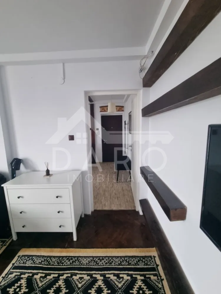 Apartament de inchiriat 2 camere UMF - 🏡 Apartament 2 camere | Lângă UMF | Mobilat modern | 490 € 🔥
📍 Târgu Mureș – str. Gheorghe Marinescu (fix lângă UMF)
Dacă îți dorești un apartament cald, modern și extrem de bine poziționat, acesta este alegerea perfectă 👇
✨ Descriere:
Apartament primitor și bine întreținut, situat la etajul 3, ideal pentru studenți la medicină, rezidenți sau cupluri care vor confort și acces rapid către oraș.
🛋️ Living spațios & luminos
✔ canapea confortabilă
✔ zonă de relaxare + birou (perfect pentru studiu / work from home)
✔ aer condiționat ❄️
🛏️ Dormitor elegant
✔ pat matrimonial cu spații de depozitare
✔ design modern cu accente premium
✔ lumină naturală din plin
🍽️ Bucătărie mare, separată
✔ complet mobilată și utilată
✔ zonă de dining
✔ frigider, plită, cuptor, hotă
✔ spațiu generos – rar întâlnit la 2 camere
🛁 Baie modernă
✔ cabină de duș
✔ design elegant
✔ oglindă iluminată tip Hollywood ✨
🌿 Balcon / terasă închisă
✔ spațiu perfect pentru relaxare
✔ lumină naturală
✔ vedere liniștită
💎 Dotări:
✔ aer condiționat
✔ TV
✔ mașină de spălat rufe
✔ mașină de spălat vase
✔ complet mobilat și utilat
📍 Locație TOP:
✔ la câteva minute de UMF
✔ aproape de magazine, farmacii, stații bus
✔ zonă foarte căutată pentru închiriere
🔥 Ideal pentru:
✔ studenți UMF
✔ rezidenți
✔ cupluri
💰 Preț: 490 €/lună
📅 Disponibil pentru închiriere pe termen lung
📞 Detalii și vizionări:
📱 0749 535 729
💰 Ai nevoie de credit în viitor?
Te ajut prin Kiwi Finance:
✔ colaborare cu 12 bănci
✔ dobânzi negociate
✔ aprobare rapidă
✔ consultanță GRATUITĂ