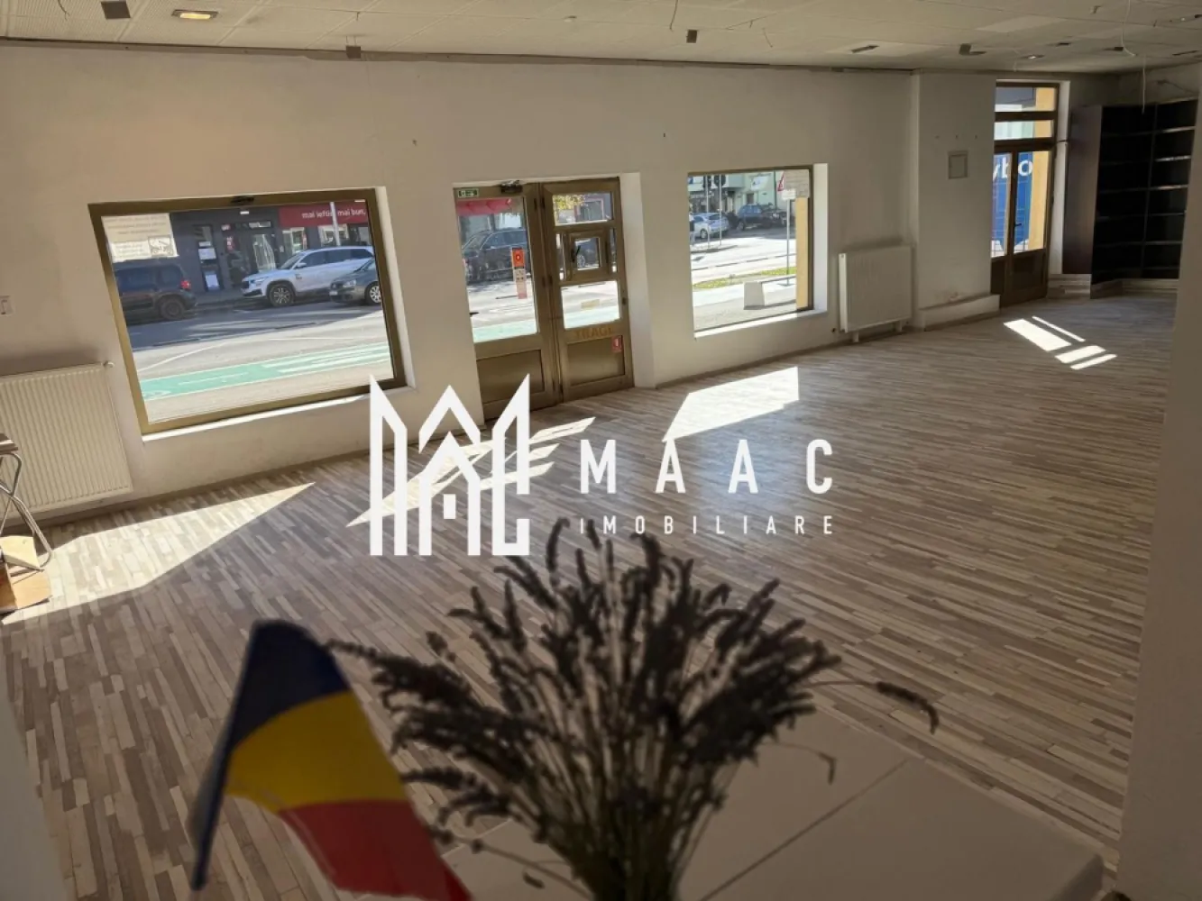 Spațiu Comercial | 110 Mp | Loc de Parcare | Calea Dumbrăvii - MAAC Imobiliare vă propune spre închiriere un spațiu comercial amplasat într-o zonă cu vizibilitate excelentă, beneficiind de:

Deschidere la stradă de 15 m

Suprafață utilă: 110 mp

Două uși de intrare

Utilități separate

Curent trifazic

Spațiul se pretează pentru diverse activități comerciale sau de servicii.

 Adresă: Calea Dumbrăvii 

 Poziționare: Parter

 Facilități: Parcare proprie în fața spațiului

Condiții financiare

 Garanție: 2 chirii

Mențiuni importante

 Nu se acceptă activități de alimentație publică

Nu se acceptă jocuri de noroc

Pentru mai multe detalii sau pentru a programa o vizionare, vă rugăm să ne contactați și să specificați ID:CP2824230