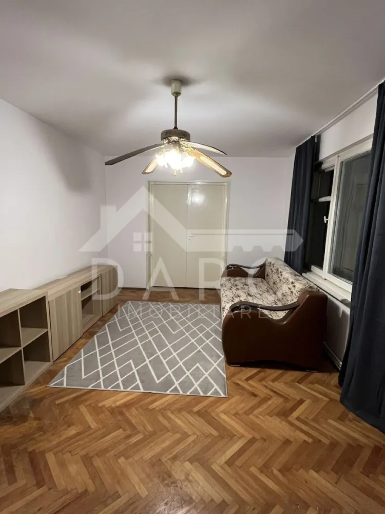 🏡 Apartament 4 camere | 78 mp | Parter | Dâmbu | 550 € NEGOCIABIL 🔥 - 🏡 Apartament 4 camere | 78 mp | Parter | Dâmbu | 550 € NEGOCIABIL 🔥 📍 Târgu Mureș – zona Dâmbu Dacă îți dorești spațiu, confort și compartimentare practică, acest apartament este exact ce cauți 👇 ✨ Descriere: Apartament generos, situat la parter, ideal pentru familie, colegi sau chiar pentru activitate tip birou. Spațiul este bine împărțit, luminos și pregătit pentru mutare imediată. 🛋️ Living spațios ✔ zonă de relaxare aerisită ✔ lumină naturală ✔ perfect pentru familie sau socializare 🛏️ 3 dormitoare ✔ camere luminoase ✔ mobilate simplu și funcțional ✔ ideale pentru familie sau închiriere în regim de sharing 🍽️ Bucătărie mare ✔ foarte spațioasă (rar întâlnit!) ✔ complet mobilată și utilată ✔ loc de luat masa 🛁 2 băi ✔ baie principală cu cadă ✔ baie de serviciu – foarte utilă 🌿 Balcon închis ✔ spațiu perfect pentru relaxare sau depozitare 💎 Dotări: ✔ centrală termică proprie 🔥 ✔ geamuri termopan ✔ parchet din lemn masiv ✔ electrocasnice incluse (mașină de spălat, frigider, cuptor, plită) 📍 Avantaje locație: ✔ zonă liniștită ✔ aproape de magazine, școli, transport public ✔ acces rapid către oraș 🔥 Ideal pentru: ✔ familie ✔ colegi / studenți ✔ firmă / birou 💰 Preț: 550 €/lună (NEGOCIABIL) 💸 + 2 luni garanție 👉 reducere posibilă pentru plata în avans 📞 Detalii și vizionări: 📱 0749 535 729 💰 Vrei să cumperi, nu doar să închiriezi? Te ajut prin Kiwi Finance: ✔ colaborare cu 12 bănci ✔ dobânzi negociate ✔ aprobare rapidă ✔ consultanță GRATUITĂ