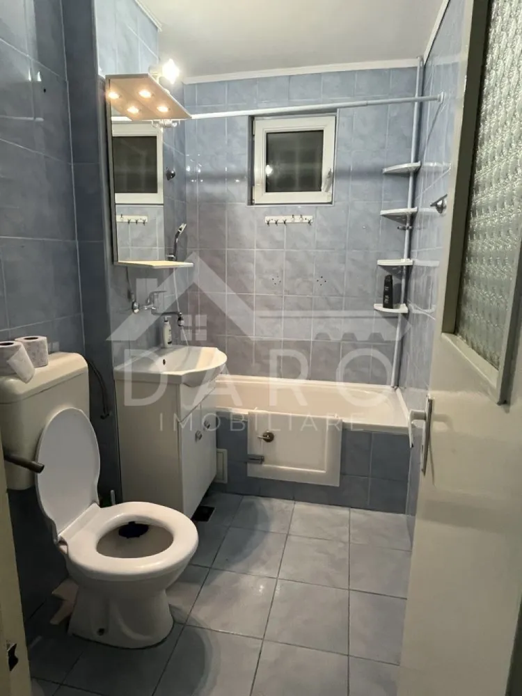 🏡 Apartament 4 camere | 78 mp | Parter | Dâmbu | 550 € NEGOCIABIL 🔥 - 🏡 Apartament 4 camere | 78 mp | Parter | Dâmbu | 550 € NEGOCIABIL 🔥 📍 Târgu Mureș – zona Dâmbu Dacă îți dorești spațiu, confort și compartimentare practică, acest apartament este exact ce cauți 👇 ✨ Descriere: Apartament generos, situat la parter, ideal pentru familie, colegi sau chiar pentru activitate tip birou. Spațiul este bine împărțit, luminos și pregătit pentru mutare imediată. 🛋️ Living spațios ✔ zonă de relaxare aerisită ✔ lumină naturală ✔ perfect pentru familie sau socializare 🛏️ 3 dormitoare ✔ camere luminoase ✔ mobilate simplu și funcțional ✔ ideale pentru familie sau închiriere în regim de sharing 🍽️ Bucătărie mare ✔ foarte spațioasă (rar întâlnit!) ✔ complet mobilată și utilată ✔ loc de luat masa 🛁 2 băi ✔ baie principală cu cadă ✔ baie de serviciu – foarte utilă 🌿 Balcon închis ✔ spațiu perfect pentru relaxare sau depozitare 💎 Dotări: ✔ centrală termică proprie 🔥 ✔ geamuri termopan ✔ parchet din lemn masiv ✔ electrocasnice incluse (mașină de spălat, frigider, cuptor, plită) 📍 Avantaje locație: ✔ zonă liniștită ✔ aproape de magazine, școli, transport public ✔ acces rapid către oraș 🔥 Ideal pentru: ✔ familie ✔ colegi / studenți ✔ firmă / birou 💰 Preț: 550 €/lună (NEGOCIABIL) 💸 + 2 luni garanție 👉 reducere posibilă pentru plata în avans 📞 Detalii și vizionări: 📱 0749 535 729 💰 Vrei să cumperi, nu doar să închiriezi? Te ajut prin Kiwi Finance: ✔ colaborare cu 12 bănci ✔ dobânzi negociate ✔ aprobare rapidă ✔ consultanță GRATUITĂ