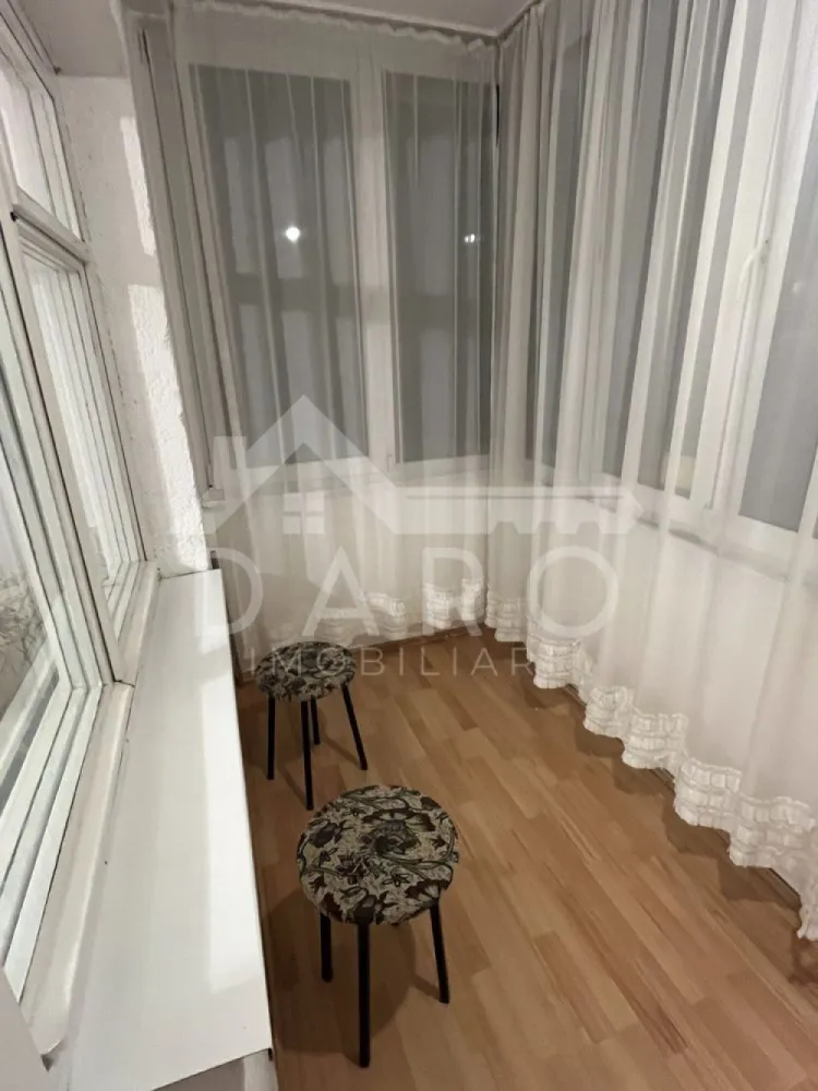 🏡 Apartament 4 camere | 78 mp | Parter | Dâmbu | 550 € NEGOCIABIL 🔥 - 🏡 Apartament 4 camere | 78 mp | Parter | Dâmbu | 550 € NEGOCIABIL 🔥 📍 Târgu Mureș – zona Dâmbu Dacă îți dorești spațiu, confort și compartimentare practică, acest apartament este exact ce cauți 👇 ✨ Descriere: Apartament generos, situat la parter, ideal pentru familie, colegi sau chiar pentru activitate tip birou. Spațiul este bine împărțit, luminos și pregătit pentru mutare imediată. 🛋️ Living spațios ✔ zonă de relaxare aerisită ✔ lumină naturală ✔ perfect pentru familie sau socializare 🛏️ 3 dormitoare ✔ camere luminoase ✔ mobilate simplu și funcțional ✔ ideale pentru familie sau închiriere în regim de sharing 🍽️ Bucătărie mare ✔ foarte spațioasă (rar întâlnit!) ✔ complet mobilată și utilată ✔ loc de luat masa 🛁 2 băi ✔ baie principală cu cadă ✔ baie de serviciu – foarte utilă 🌿 Balcon închis ✔ spațiu perfect pentru relaxare sau depozitare 💎 Dotări: ✔ centrală termică proprie 🔥 ✔ geamuri termopan ✔ parchet din lemn masiv ✔ electrocasnice incluse (mașină de spălat, frigider, cuptor, plită) 📍 Avantaje locație: ✔ zonă liniștită ✔ aproape de magazine, școli, transport public ✔ acces rapid către oraș 🔥 Ideal pentru: ✔ familie ✔ colegi / studenți ✔ firmă / birou 💰 Preț: 550 €/lună (NEGOCIABIL) 💸 + 2 luni garanție 👉 reducere posibilă pentru plata în avans 📞 Detalii și vizionări: 📱 0749 535 729 💰 Vrei să cumperi, nu doar să închiriezi? Te ajut prin Kiwi Finance: ✔ colaborare cu 12 bănci ✔ dobânzi negociate ✔ aprobare rapidă ✔ consultanță GRATUITĂ