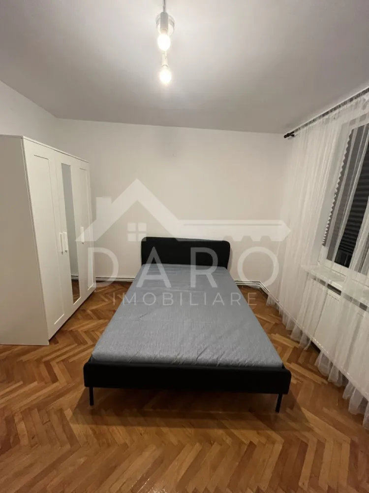🏡 Apartament 4 camere | 78 mp | Parter | Dâmbu | 550 € NEGOCIABIL 🔥 - 🏡 Apartament 4 camere | 78 mp | Parter | Dâmbu | 550 € NEGOCIABIL 🔥 📍 Târgu Mureș – zona Dâmbu Dacă îți dorești spațiu, confort și compartimentare practică, acest apartament este exact ce cauți 👇 ✨ Descriere: Apartament generos, situat la parter, ideal pentru familie, colegi sau chiar pentru activitate tip birou. Spațiul este bine împărțit, luminos și pregătit pentru mutare imediată. 🛋️ Living spațios ✔ zonă de relaxare aerisită ✔ lumină naturală ✔ perfect pentru familie sau socializare 🛏️ 3 dormitoare ✔ camere luminoase ✔ mobilate simplu și funcțional ✔ ideale pentru familie sau închiriere în regim de sharing 🍽️ Bucătărie mare ✔ foarte spațioasă (rar întâlnit!) ✔ complet mobilată și utilată ✔ loc de luat masa 🛁 2 băi ✔ baie principală cu cadă ✔ baie de serviciu – foarte utilă 🌿 Balcon închis ✔ spațiu perfect pentru relaxare sau depozitare 💎 Dotări: ✔ centrală termică proprie 🔥 ✔ geamuri termopan ✔ parchet din lemn masiv ✔ electrocasnice incluse (mașină de spălat, frigider, cuptor, plită) 📍 Avantaje locație: ✔ zonă liniștită ✔ aproape de magazine, școli, transport public ✔ acces rapid către oraș 🔥 Ideal pentru: ✔ familie ✔ colegi / studenți ✔ firmă / birou 💰 Preț: 550 €/lună (NEGOCIABIL) 💸 + 2 luni garanție 👉 reducere posibilă pentru plata în avans 📞 Detalii și vizionări: 📱 0749 535 729 💰 Vrei să cumperi, nu doar să închiriezi? Te ajut prin Kiwi Finance: ✔ colaborare cu 12 bănci ✔ dobânzi negociate ✔ aprobare rapidă ✔ consultanță GRATUITĂ
