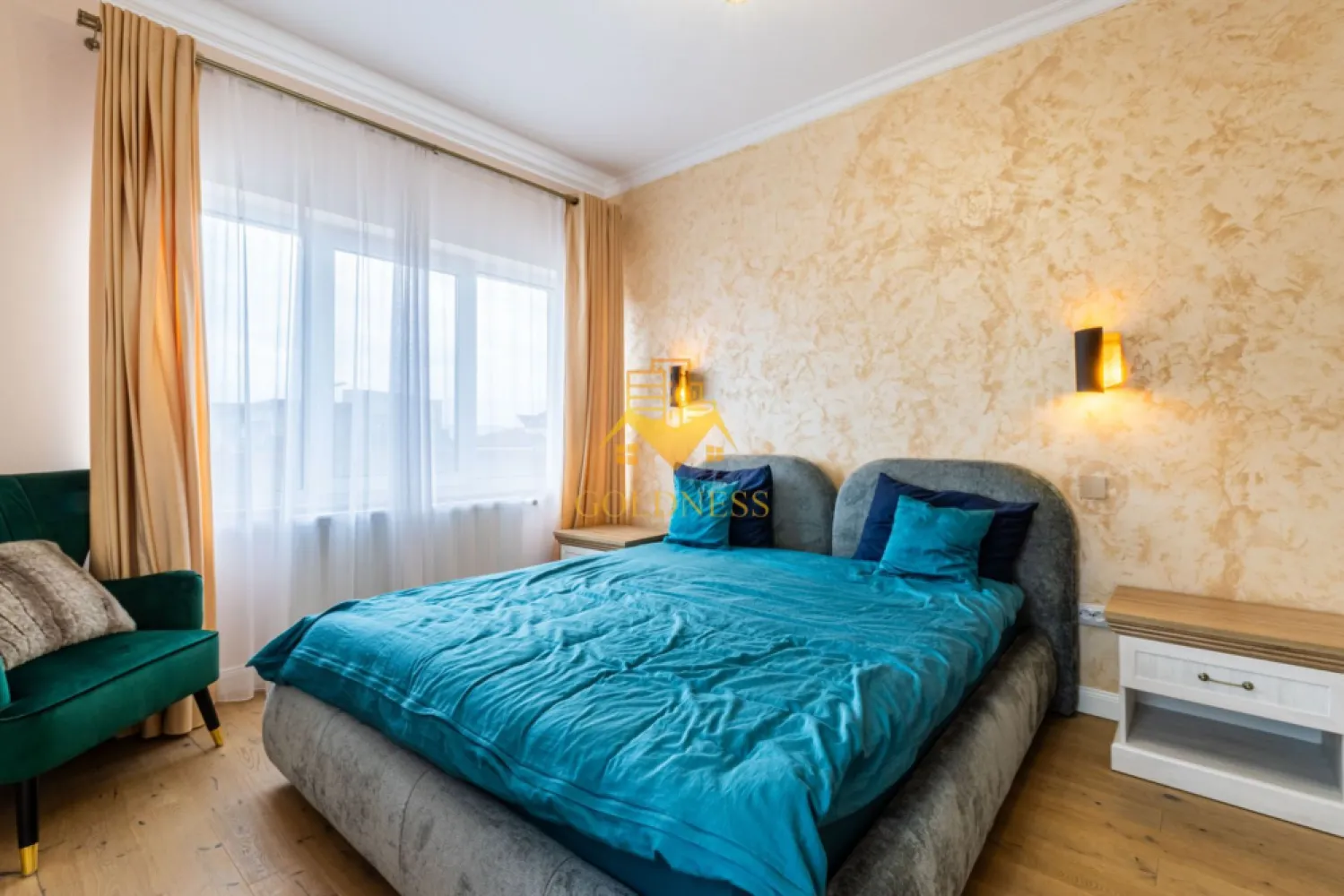 3 camere, premium, bloc nou, parcare, Buna Ziua Zona LIDL, Fagului - GOLDNESS Imobiliare vă propune spre închiriere un apartament cu 3 camere complet mobilat și utilat, la etajul 2 într-un imobil de 2 etaje, în Cartierul Buna Ziua.
Dispune de loc de parcare exterior inclus in pret!
Se află în apropierea stațiilor de transport în comun, magazine, restaurante, spații verzi, farmacii, etc. 

Apartamentul este compartimentat astfel:
 - dormitor cu pat matrimonial, dressing, noptiere
 - al 2 lea dormitor se mobileaza la cerere.
 - living cu bucatarie open space complet utilată și mobilată, canapea extensibilă, loc de servit masa 
 - baie cu cabina de dus, calorifer port prosop și dulap pentru depozitare.
 - terasa de 25 mp.

Imobilul este dotat cu toate cele necesare- centrală proprie, frigider, aragaz, hotă, mașină de spălat haine, etc. 

Dacă sunteți interesați de acest apartament și doriți să îl vizionați, dar și pentru alte oferte nu ezitați să ne contactați telefonic sau prin e-mail. Vă stăm la dispoziție!
Pentru intermediere se percepe un comision de 50% din prețul chiriei!