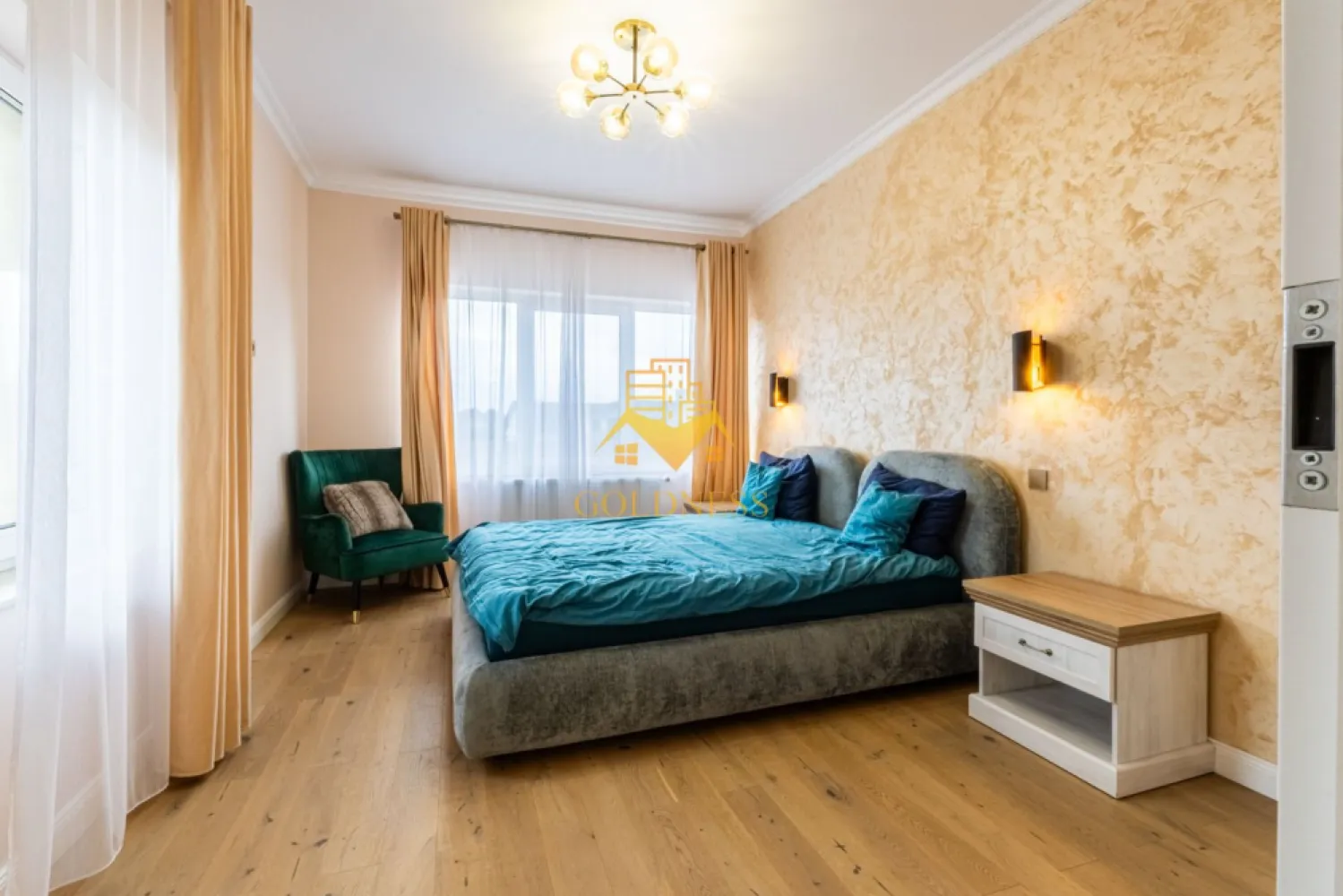 3 camere, premium, bloc nou, parcare, Buna Ziua Zona LIDL, Fagului - GOLDNESS Imobiliare vă propune spre închiriere un apartament cu 3 camere complet mobilat și utilat, la etajul 2 într-un imobil de 2 etaje, în Cartierul Buna Ziua.
Dispune de loc de parcare exterior inclus in pret!
Se află în apropierea stațiilor de transport în comun, magazine, restaurante, spații verzi, farmacii, etc. 

Apartamentul este compartimentat astfel:
 - dormitor cu pat matrimonial, dressing, noptiere
 - al 2 lea dormitor se mobileaza la cerere.
 - living cu bucatarie open space complet utilată și mobilată, canapea extensibilă, loc de servit masa 
 - baie cu cabina de dus, calorifer port prosop și dulap pentru depozitare.
 - terasa de 25 mp.

Imobilul este dotat cu toate cele necesare- centrală proprie, frigider, aragaz, hotă, mașină de spălat haine, etc. 

Dacă sunteți interesați de acest apartament și doriți să îl vizionați, dar și pentru alte oferte nu ezitați să ne contactați telefonic sau prin e-mail. Vă stăm la dispoziție!
Pentru intermediere se percepe un comision de 50% din prețul chiriei!