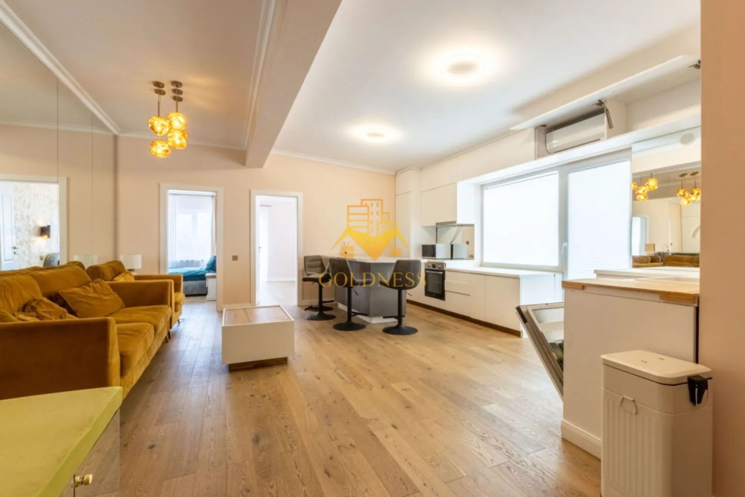 3 camere, premium, bloc nou, parcare, Buna Ziua Zona LIDL, Fagului - GOLDNESS Imobiliare vă propune spre închiriere un apartament cu 3 camere complet mobilat și utilat, la etajul 2 într-un imobil de 2 etaje, în Cartierul Buna Ziua.
Dispune de loc de parcare exterior inclus in pret!
Se află în apropierea stațiilor de transport în comun, magazine, restaurante, spații verzi, farmacii, etc. 

Apartamentul este compartimentat astfel:
 - dormitor cu pat matrimonial, dressing, noptiere
 - al 2 lea dormitor se mobileaza la cerere.
 - living cu bucatarie open space complet utilată și mobilată, canapea extensibilă, loc de servit masa 
 - baie cu cabina de dus, calorifer port prosop și dulap pentru depozitare.
 - terasa de 25 mp.

Imobilul este dotat cu toate cele necesare- centrală proprie, frigider, aragaz, hotă, mașină de spălat haine, etc. 

Dacă sunteți interesați de acest apartament și doriți să îl vizionați, dar și pentru alte oferte nu ezitați să ne contactați telefonic sau prin e-mail. Vă stăm la dispoziție!
Pentru intermediere se percepe un comision de 50% din prețul chiriei!