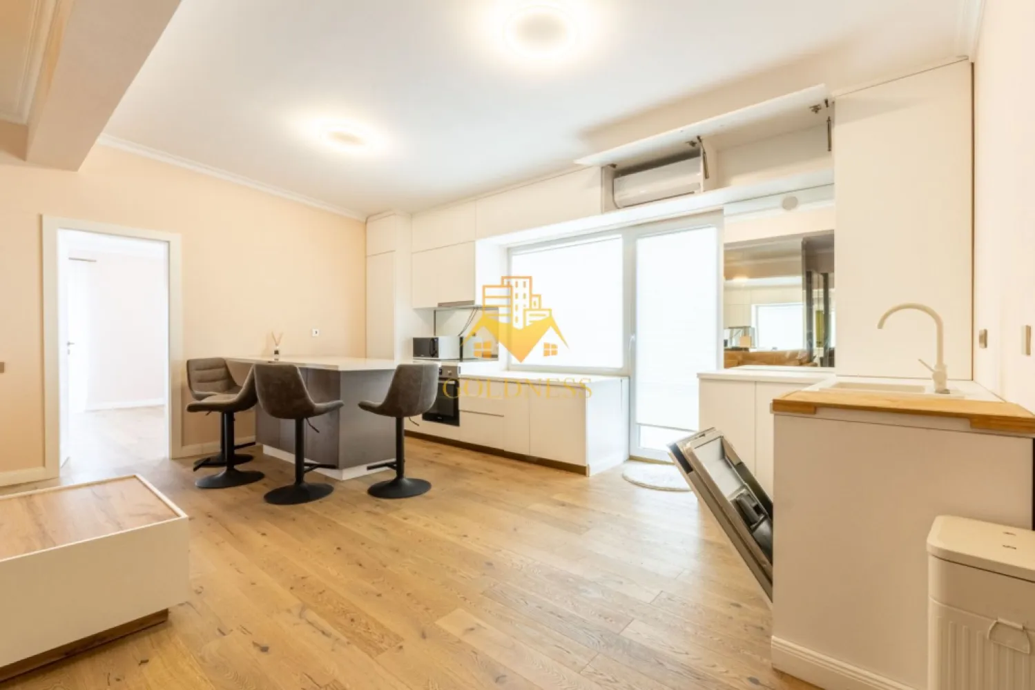 3 camere, premium, bloc nou, parcare, Buna Ziua Zona LIDL, Fagului - GOLDNESS Imobiliare vă propune spre închiriere un apartament cu 3 camere complet mobilat și utilat, la etajul 2 într-un imobil de 2 etaje, în Cartierul Buna Ziua.
Dispune de loc de parcare exterior inclus in pret!
Se află în apropierea stațiilor de transport în comun, magazine, restaurante, spații verzi, farmacii, etc. 

Apartamentul este compartimentat astfel:
 - dormitor cu pat matrimonial, dressing, noptiere
 - al 2 lea dormitor se mobileaza la cerere.
 - living cu bucatarie open space complet utilată și mobilată, canapea extensibilă, loc de servit masa 
 - baie cu cabina de dus, calorifer port prosop și dulap pentru depozitare.
 - terasa de 25 mp.

Imobilul este dotat cu toate cele necesare- centrală proprie, frigider, aragaz, hotă, mașină de spălat haine, etc. 

Dacă sunteți interesați de acest apartament și doriți să îl vizionați, dar și pentru alte oferte nu ezitați să ne contactați telefonic sau prin e-mail. Vă stăm la dispoziție!
Pentru intermediere se percepe un comision de 50% din prețul chiriei!