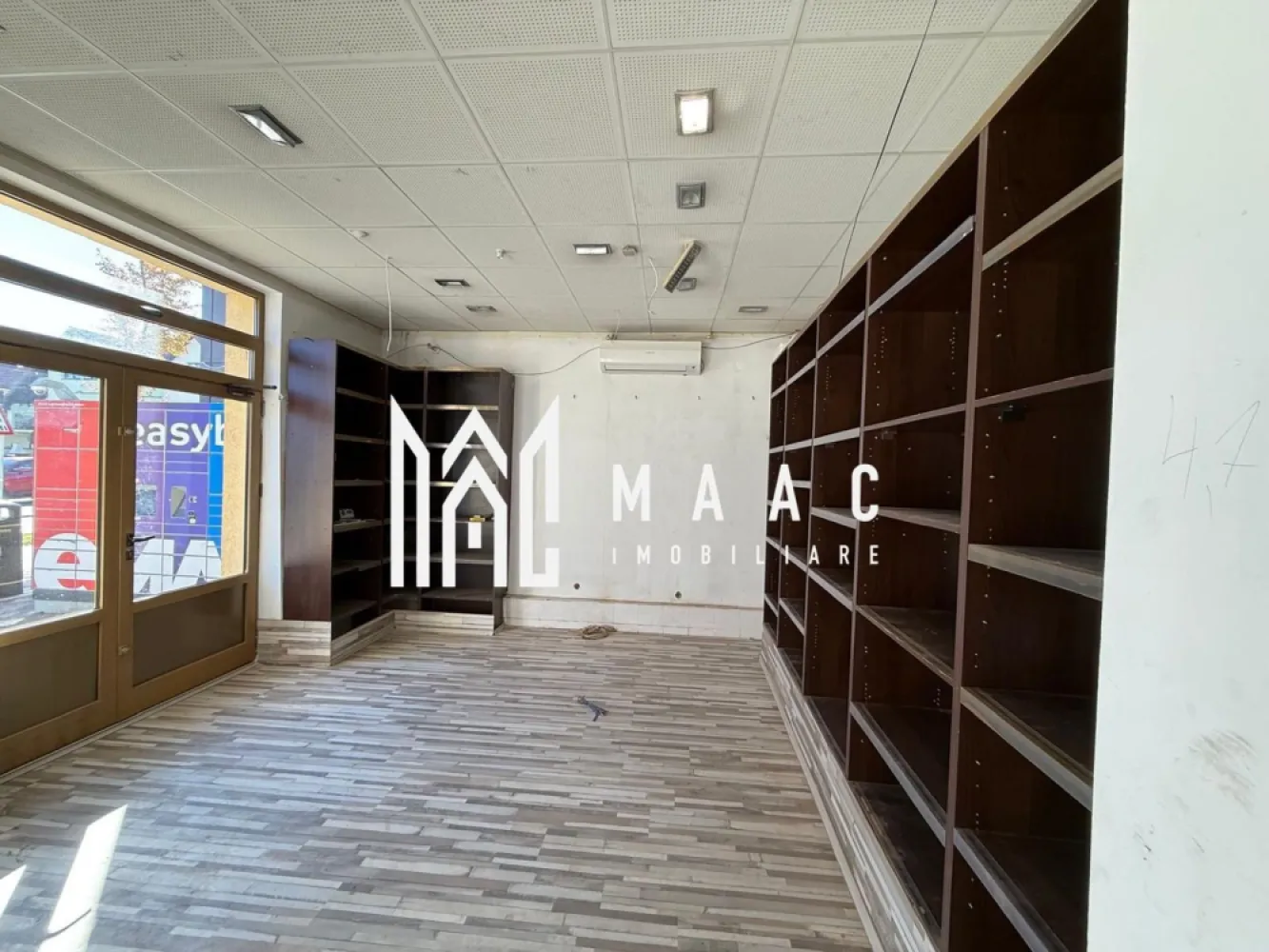 Spațiu Comercial | 110 Mp | Loc de Parcare | Calea Dumbrăvii - MAAC Imobiliare vă propune spre închiriere un spațiu comercial amplasat într-o zonă cu vizibilitate excelentă, beneficiind de:

Deschidere la stradă de 15 m

Suprafață utilă: 110 mp

Două uși de intrare

Utilități separate

Curent trifazic

Spațiul se pretează pentru diverse activități comerciale sau de servicii.

 Adresă: Calea Dumbrăvii 

 Poziționare: Parter

 Facilități: Parcare proprie în fața spațiului

Condiții financiare

 Garanție: 2 chirii

Mențiuni importante

 Nu se acceptă activități de alimentație publică

Nu se acceptă jocuri de noroc

Pentru mai multe detalii sau pentru a programa o vizionare, vă rugăm să ne contactați și să specificați ID:CP2824230