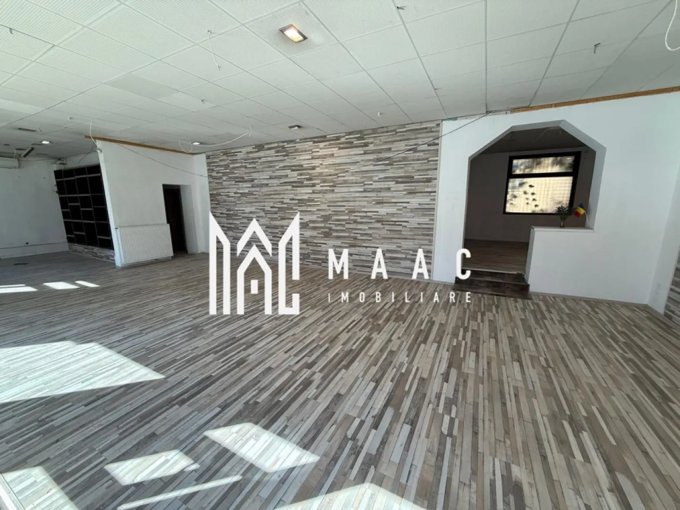 Spațiu Comercial | 110 Mp | Loc de Parcare | Calea Dumbrăvii - MAAC Imobiliare vă propune spre închiriere un spațiu comercial amplasat într-o zonă cu vizibilitate excelentă, beneficiind de:

Deschidere la stradă de 15 m

Suprafață utilă: 110 mp

Două uși de intrare

Utilități separate

Curent trifazic

Spațiul se pretează pentru diverse activități comerciale sau de servicii.

 Adresă: Calea Dumbrăvii 

 Poziționare: Parter

 Facilități: Parcare proprie în fața spațiului

Condiții financiare

 Garanție: 2 chirii

Mențiuni importante

 Nu se acceptă activități de alimentație publică

Nu se acceptă jocuri de noroc

Pentru mai multe detalii sau pentru a programa o vizionare, vă rugăm să ne contactați și să specificați ID:CP2824230